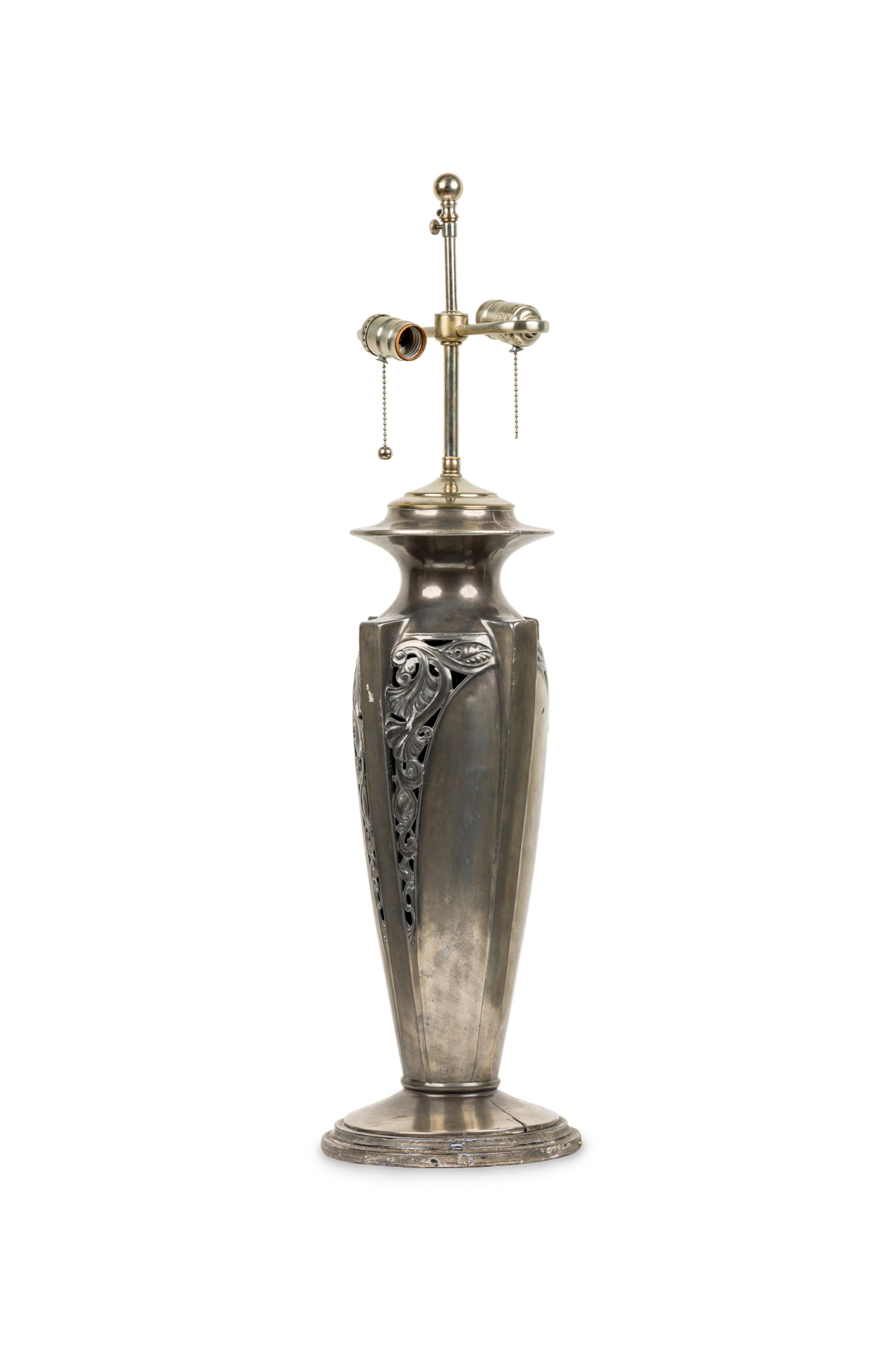 COPPIA di lampade da tavolo americane Art Déco in argento con forma di vaso alto e affusolato con un disegno floreale in filigrana che prova su una base rotonda a gradini (PREZZO IN COPPIA)