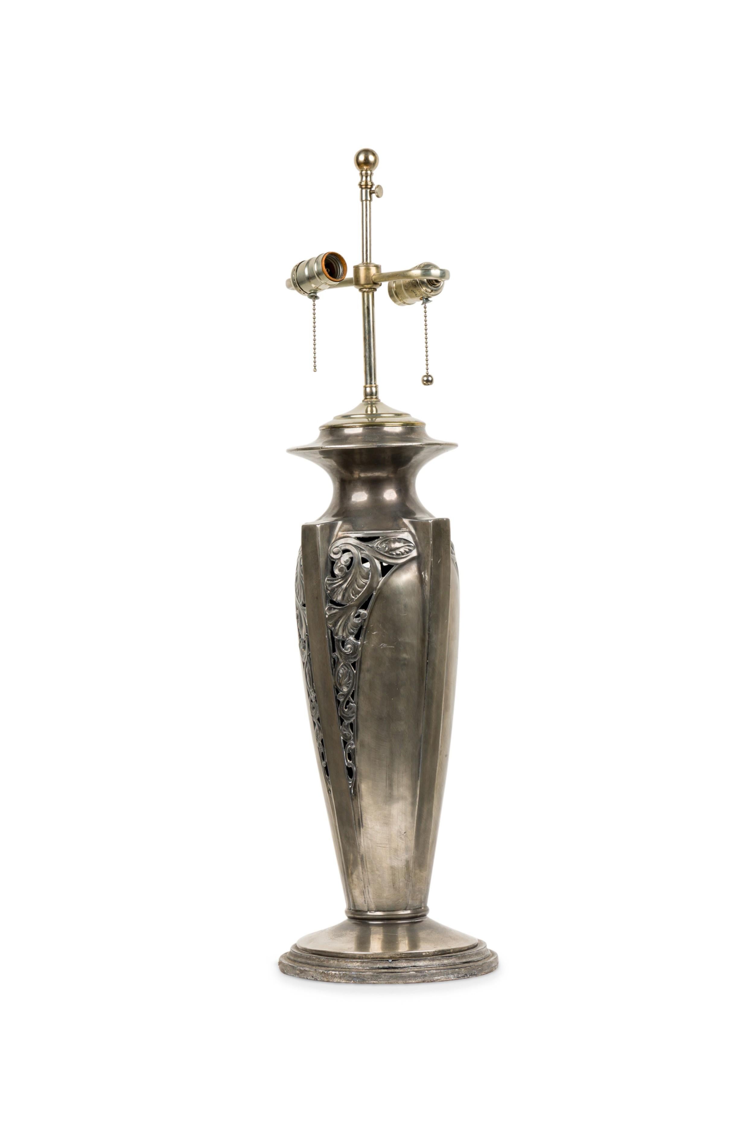 Americano Coppia di lampade da tavolo americane in argento Art Deco in vendita