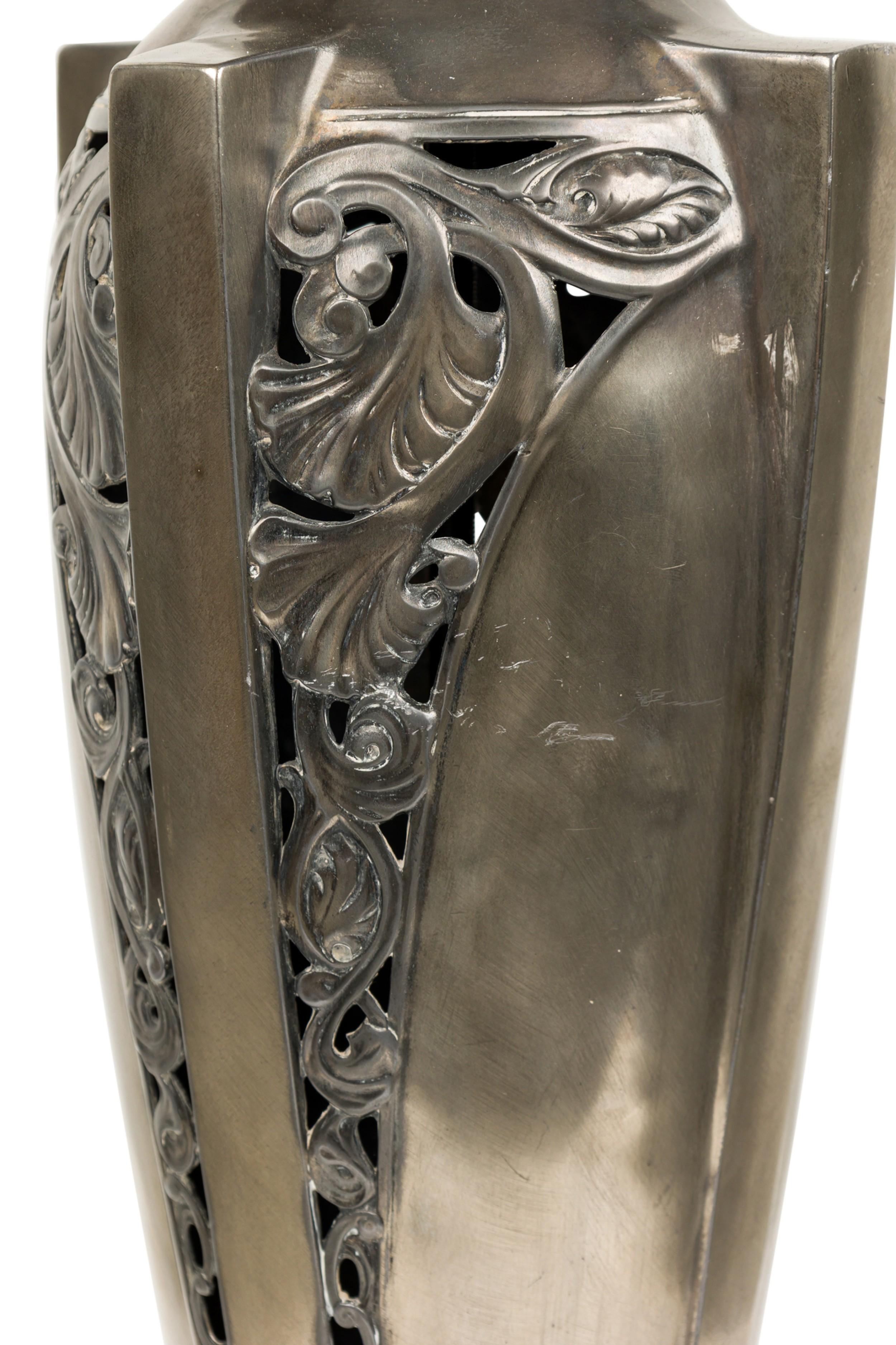 Fatto a mano Coppia di lampade da tavolo americane in argento Art Deco in vendita