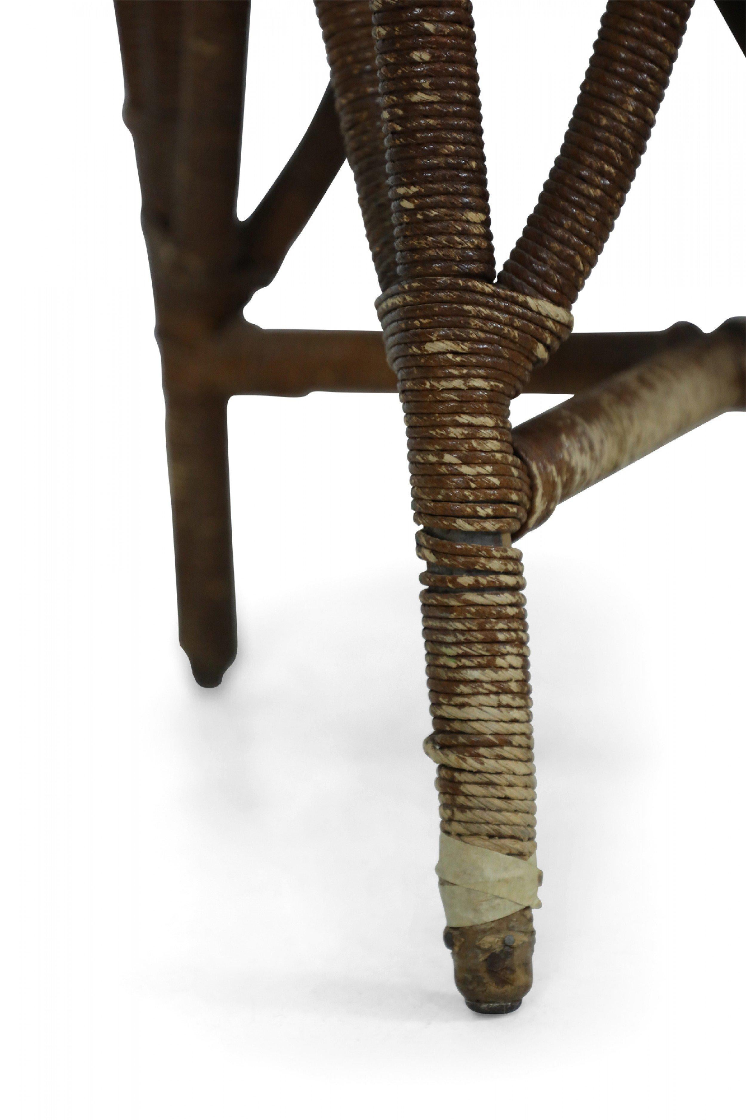 Paire de chaises d'appoint américaines en osier de style Art déco en vente 3
