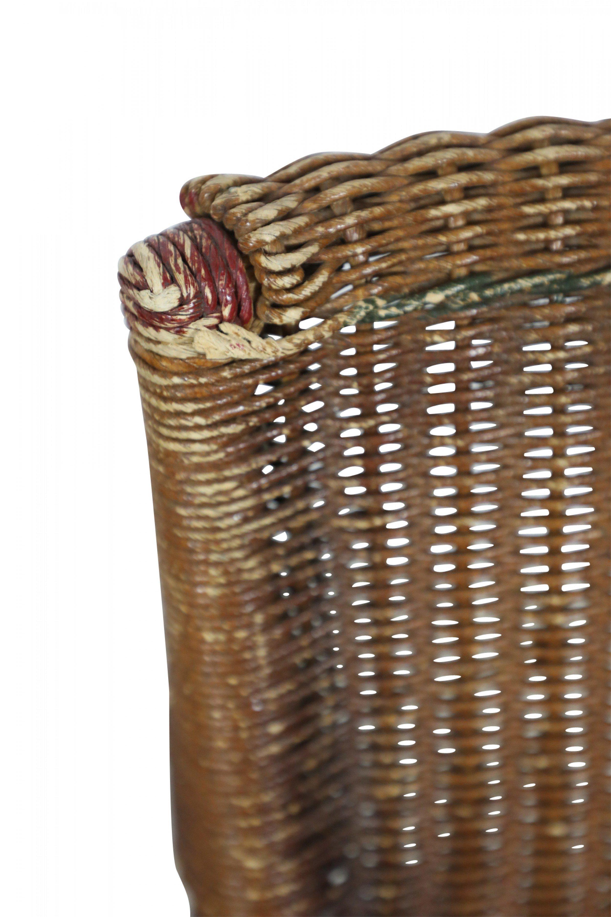 PAIRE de chaises d'appoint en osier naturel Art Deco américain avec un motif découpé dans le dos, un coussin d'assise en vinyle rouge et une base à brancards. (PRIX CHACUN) (Partie de l'ensemble : 062854 ; canapé 062854A ; table d'appoint ronde