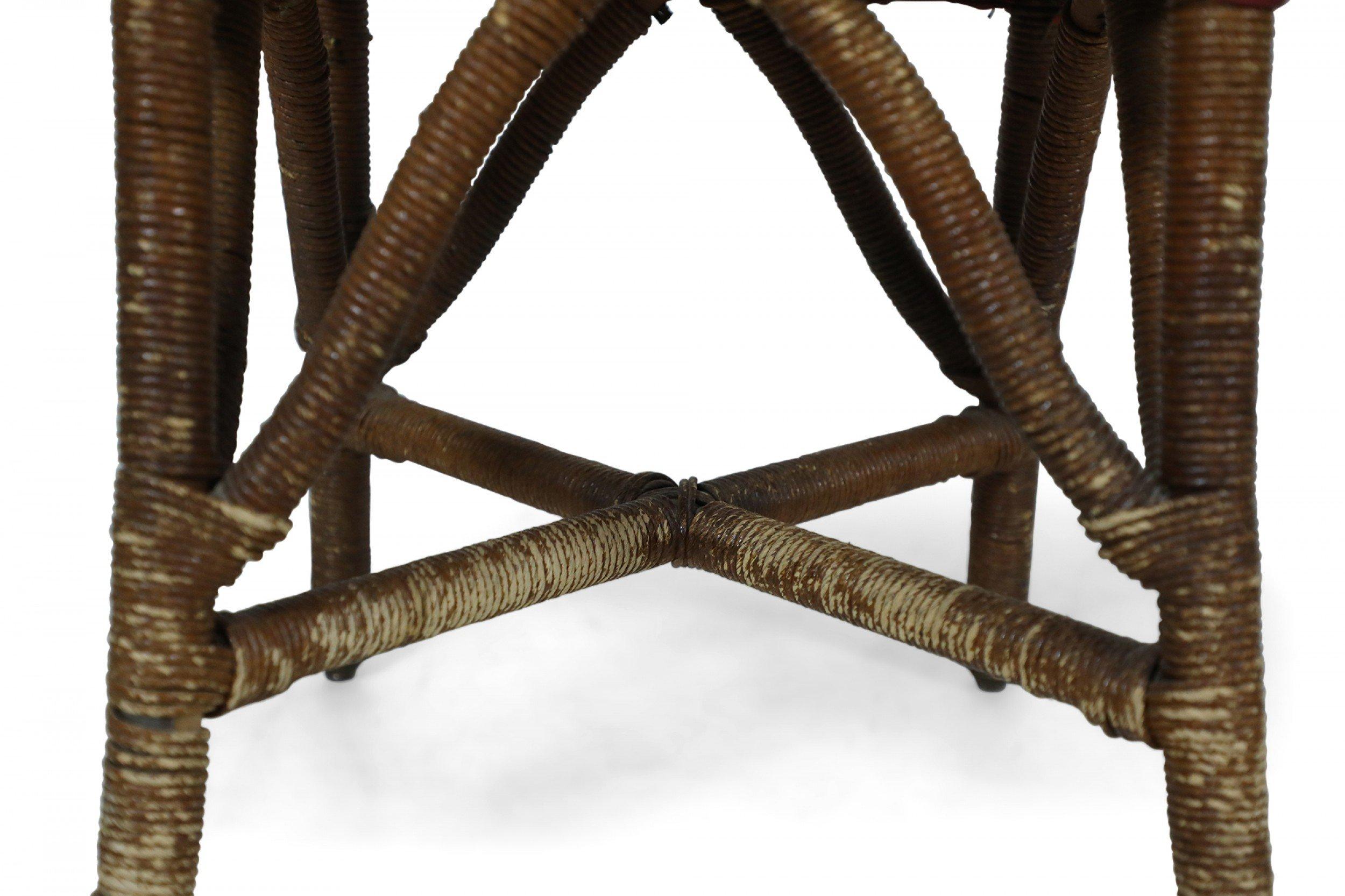 Paire de chaises d'appoint américaines en osier de style Art déco en vente 1