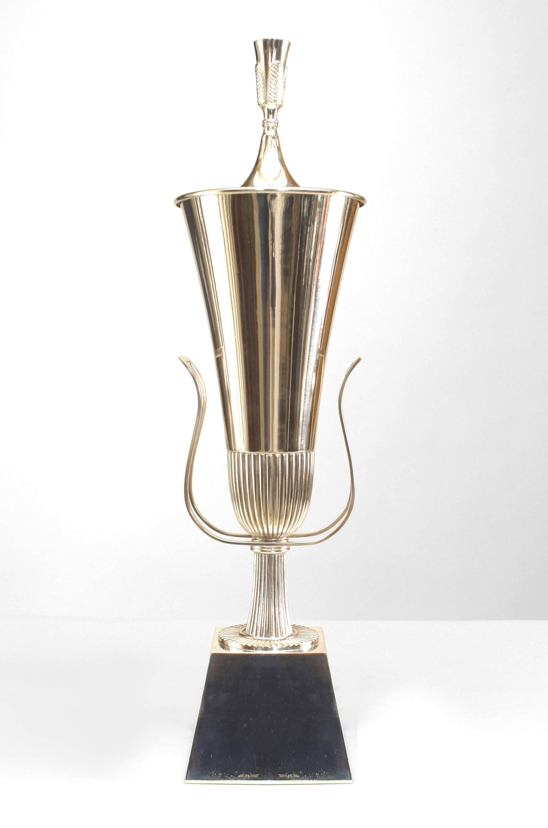 Paire de lampes de table américaines Art Moderne en métal argenté en forme d'urne avec des poignées et un couvercle avec un fleuron sur une base carrée effilée (LIGHTOLIER-designed by TOMMI PARZINGER) (PRIX PAR PAIRE).
