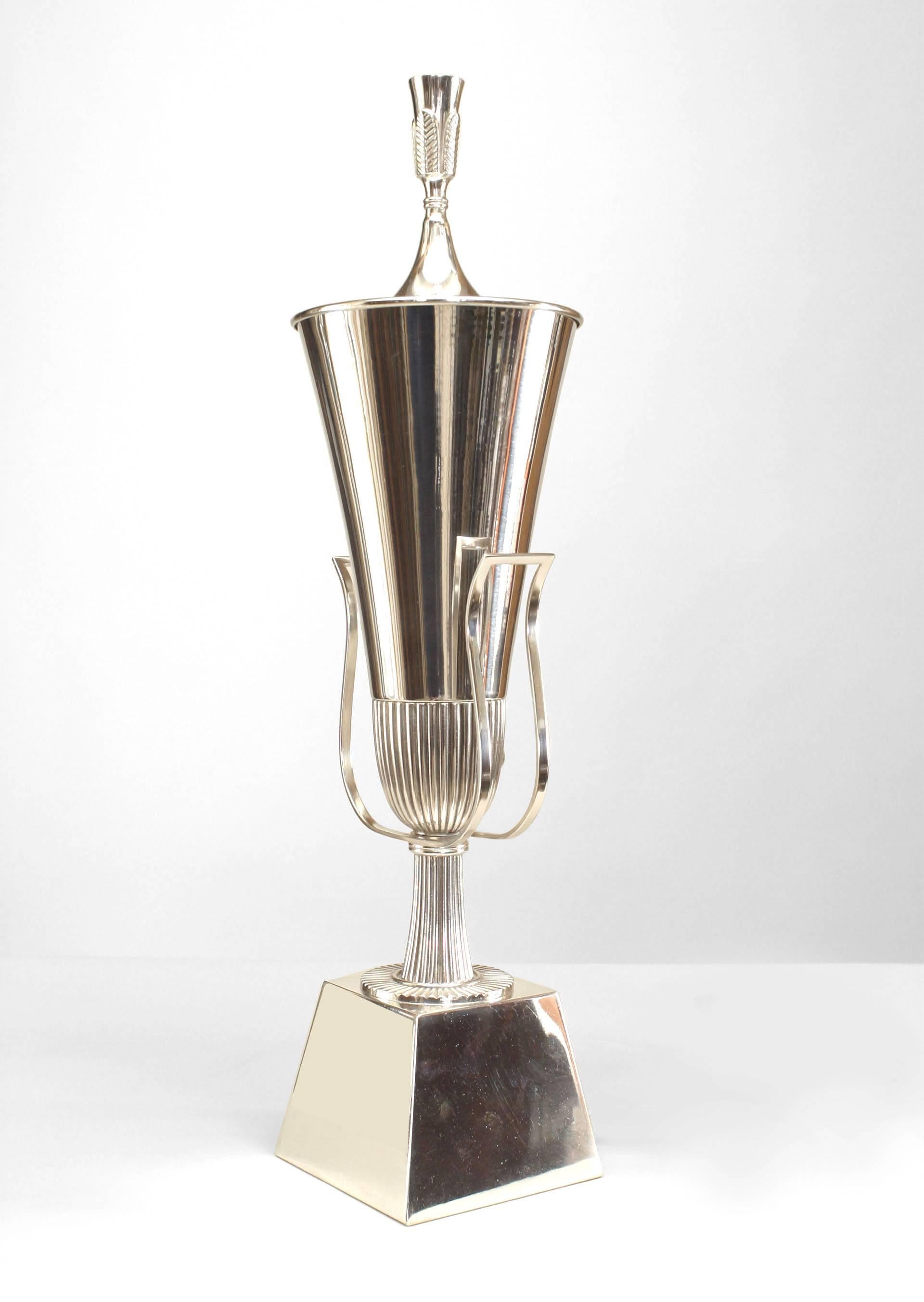 Style « paquebot » Paire de lampes de bureau américaines Art Moderne en forme d'urne en métal argenté Parzinger en vente