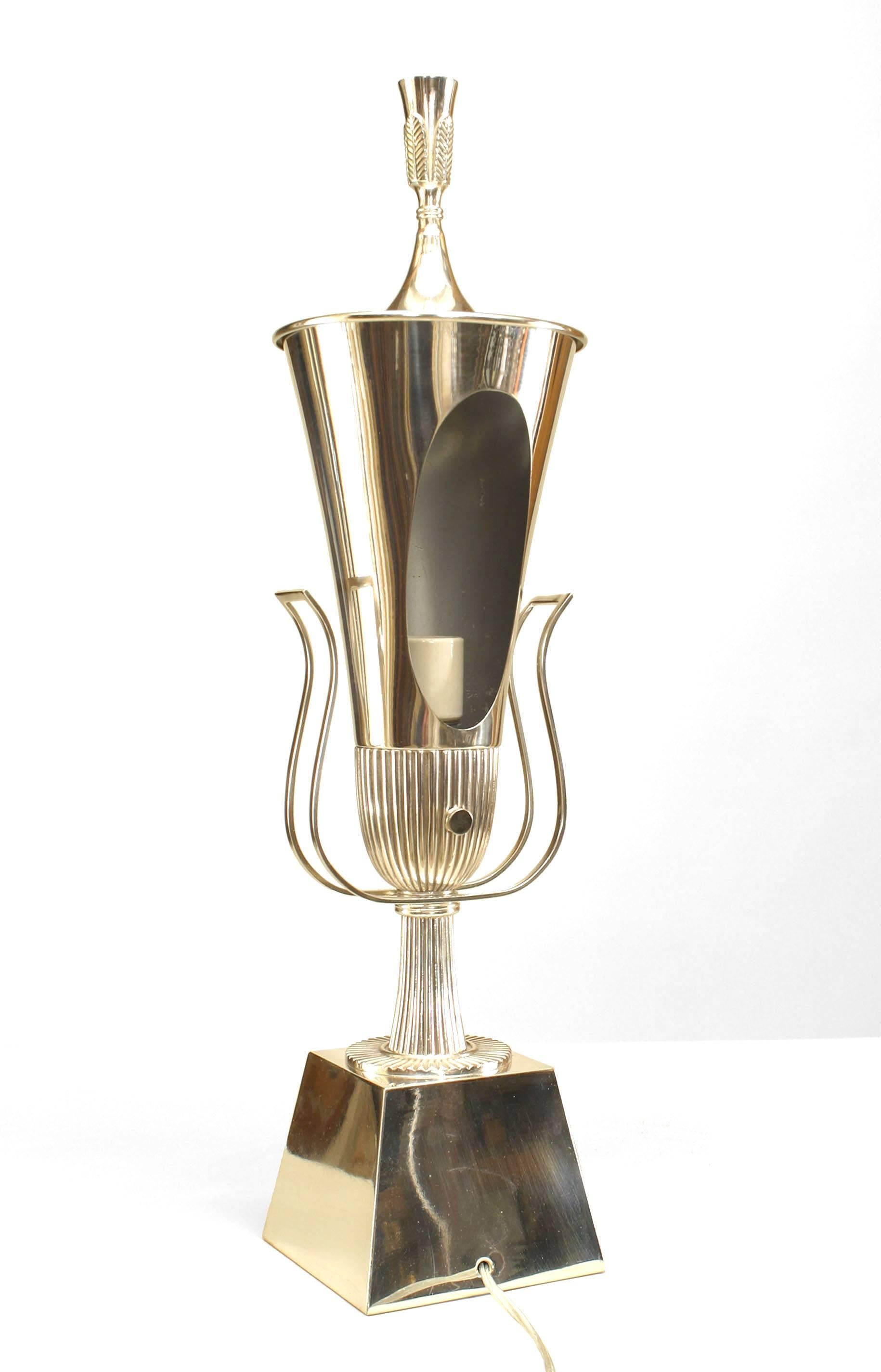 Américain Paire de lampes de bureau américaines Art Moderne en forme d'urne en métal argenté Parzinger en vente