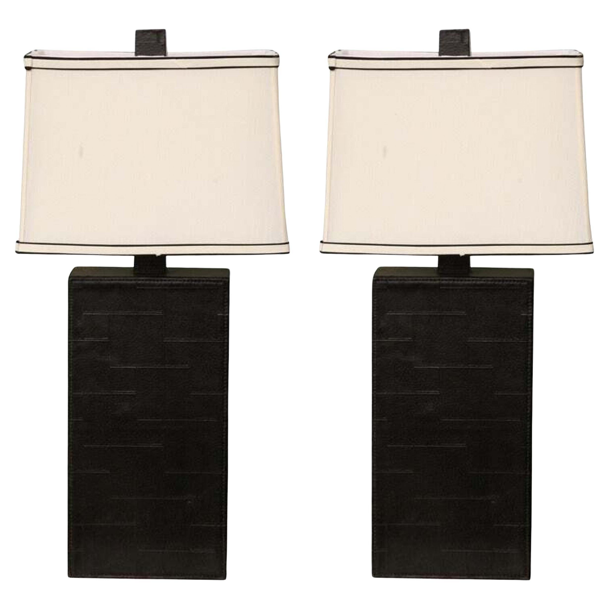 Paar amerikanische schwarze Leder-Tischlampen im Stil von Jacques Adnet