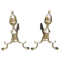 Coppia di Androni americani a ghianda in ottone con gambe a sperone e piedini a becco d'asino NY 1780