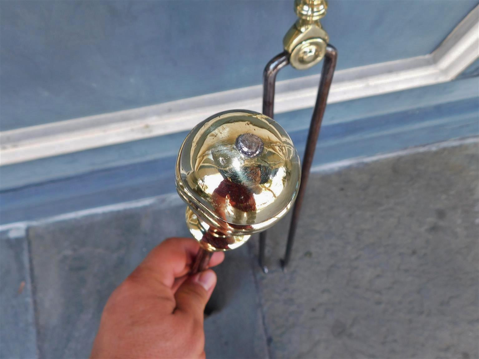 Calco Coppia di strumenti da fuoco a fascia in ottone e acciaio lucido Ball Finial, 1810 ca. in vendita