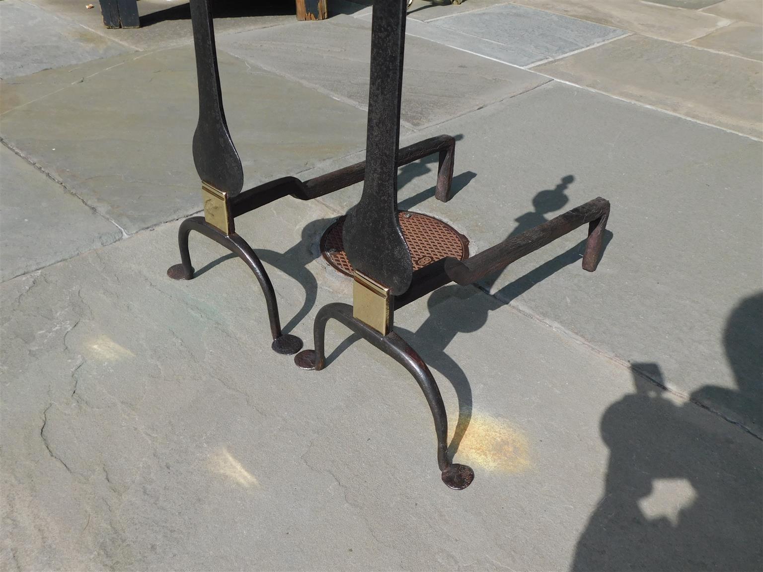 Moulage Paire de chenets américains à lame en laiton et fer forgé en forme d'urne à fleuron, vers 1800 en vente