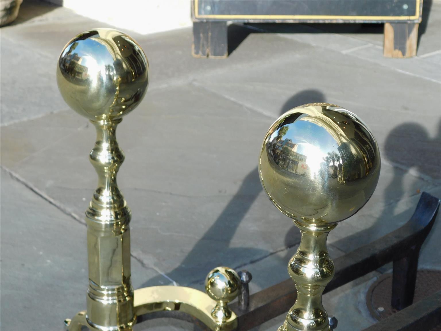Paar amerikanischer Messingkugel-Andirons mit Ball and Claw Feet, CIRCA 1840 im Zustand „Hervorragend“ im Angebot in Hollywood, SC