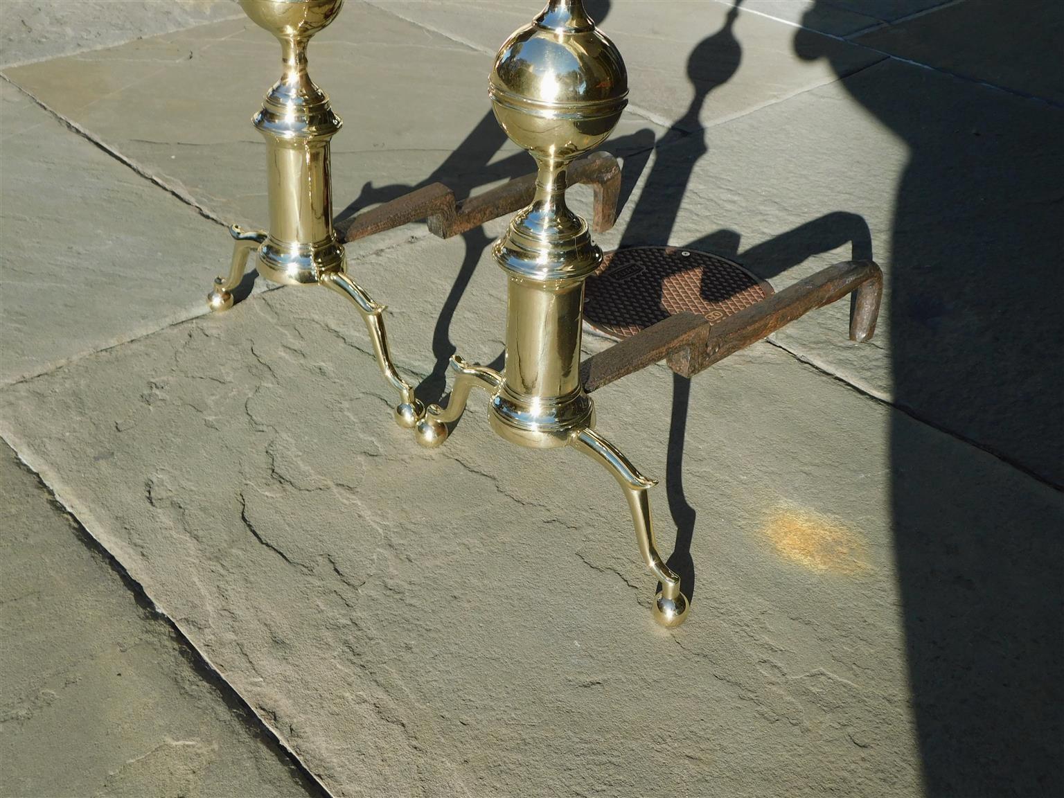 Pair of American Brass Ball Finial Andirons with Spur Legs & Ball Feet, C. 1810 In Excellent Condition For Sale In Hollywood, SC