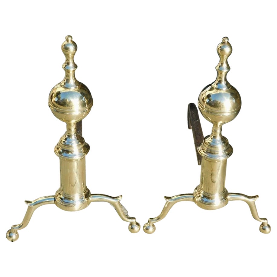 Paire de chenets américains en laiton à fleuron en forme de boule avec pieds en forme de bâton et pieds en forme de boule, vers 1810 en vente