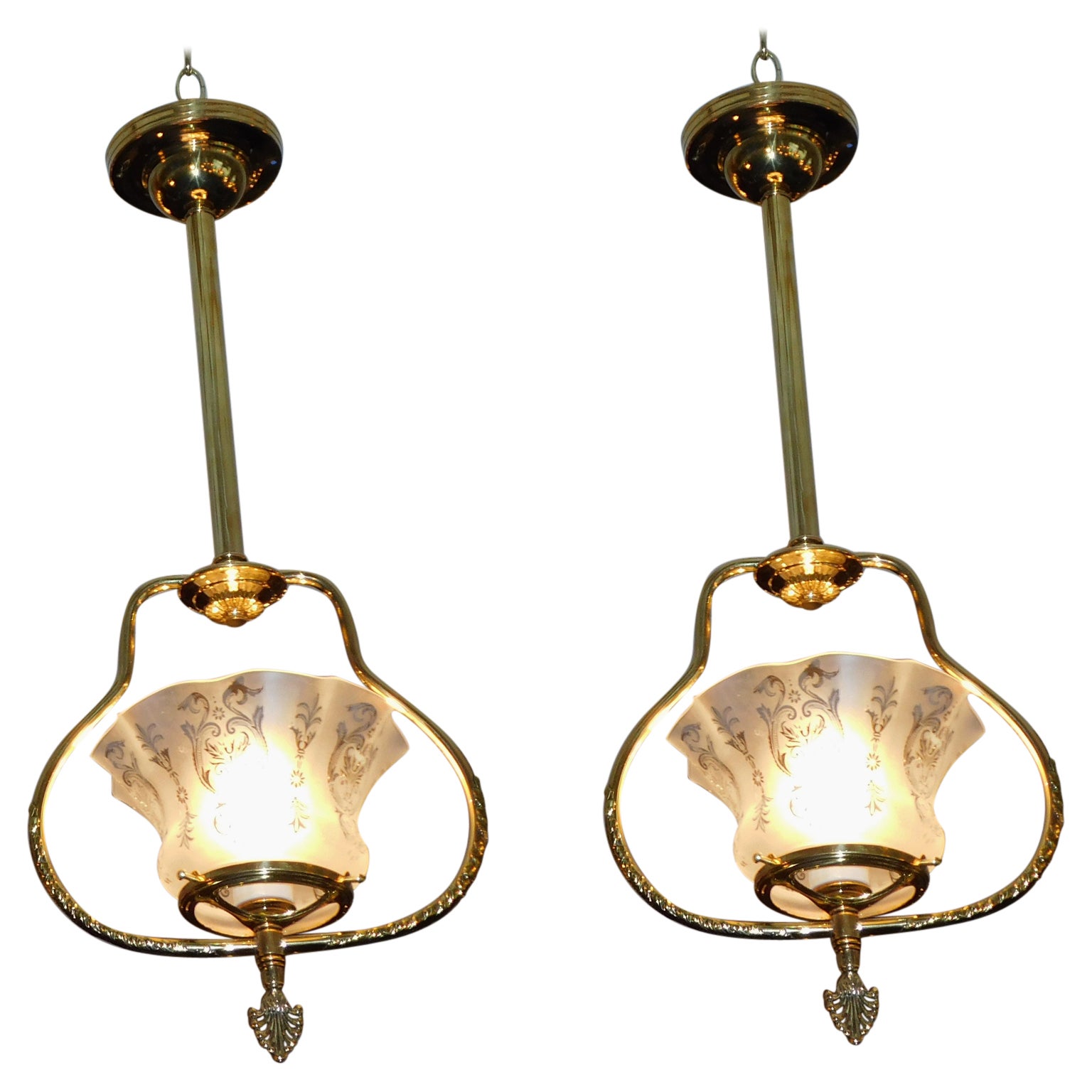 Coppia di lanterne americane A. Hall in ottone con elementi originali. Globi smerigliati incisi, gas, 1860 in vendita