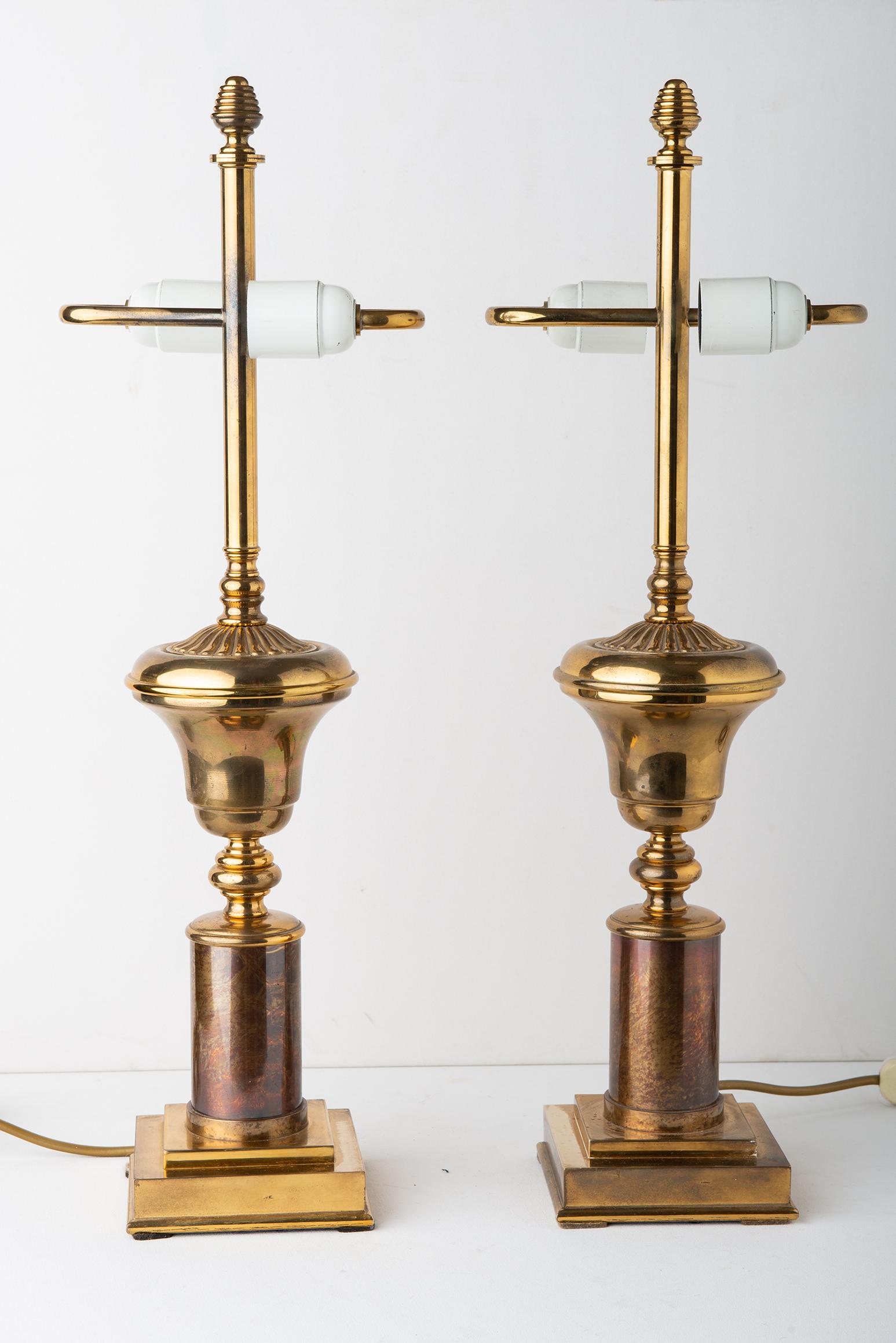 Pair of American brass lamps with rare double bulbs: simple and elegant. 
You can do the hats, because they are bulky for shipping: so You spend less.
It is not necessary to change the power supply, but also use Your lamps with 110 W - 12 V.

ref.