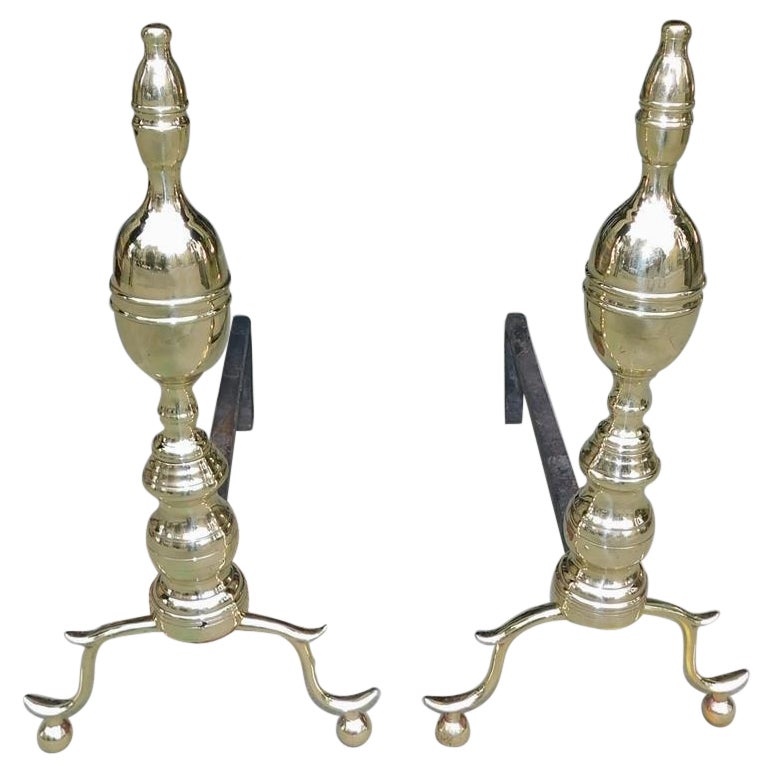 Paire de chenets américains en laiton à fleuron en forme de citron avec pieds en queue d'aronde et pieds en boule, vers 1810