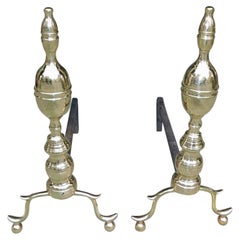 Paire de chenets américains en laiton à fleuron en forme de citron avec pieds en queue d'aronde et pieds en boule, vers 1810
