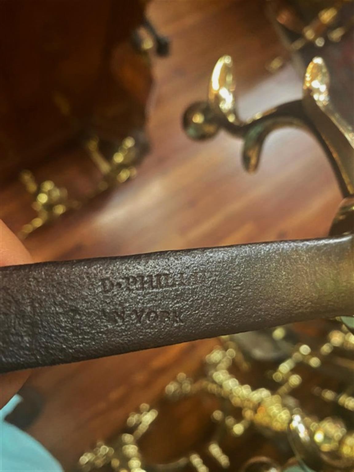 Inizio XIX secolo Coppia di Androni americani in ottone con gambe a spillo e piedini a sfera NY C.C. in vendita