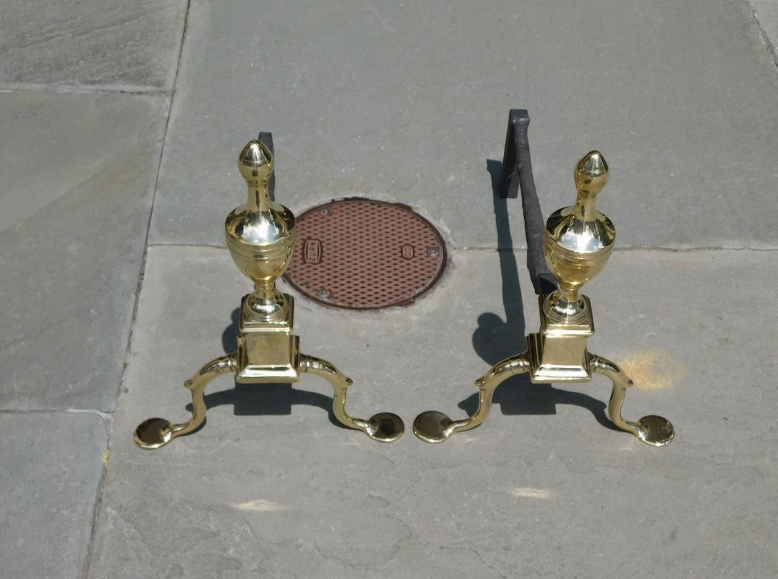 Pair of American Brass Urn Finial Andirons with Penny Feet, Philadelphia C. 1780 In Excellent Condition For Sale In Hollywood, SC