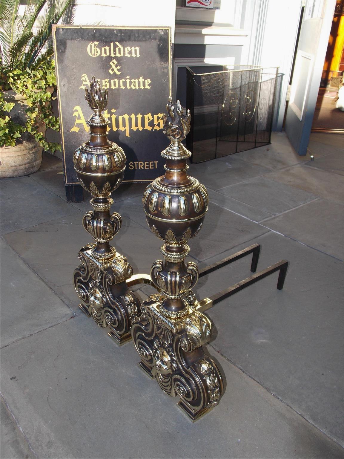 Stile impero americano Coppia di Andirons americani in bronzo con figure e fiamme a forma di sfera, N.Y. C. 1880 in vendita