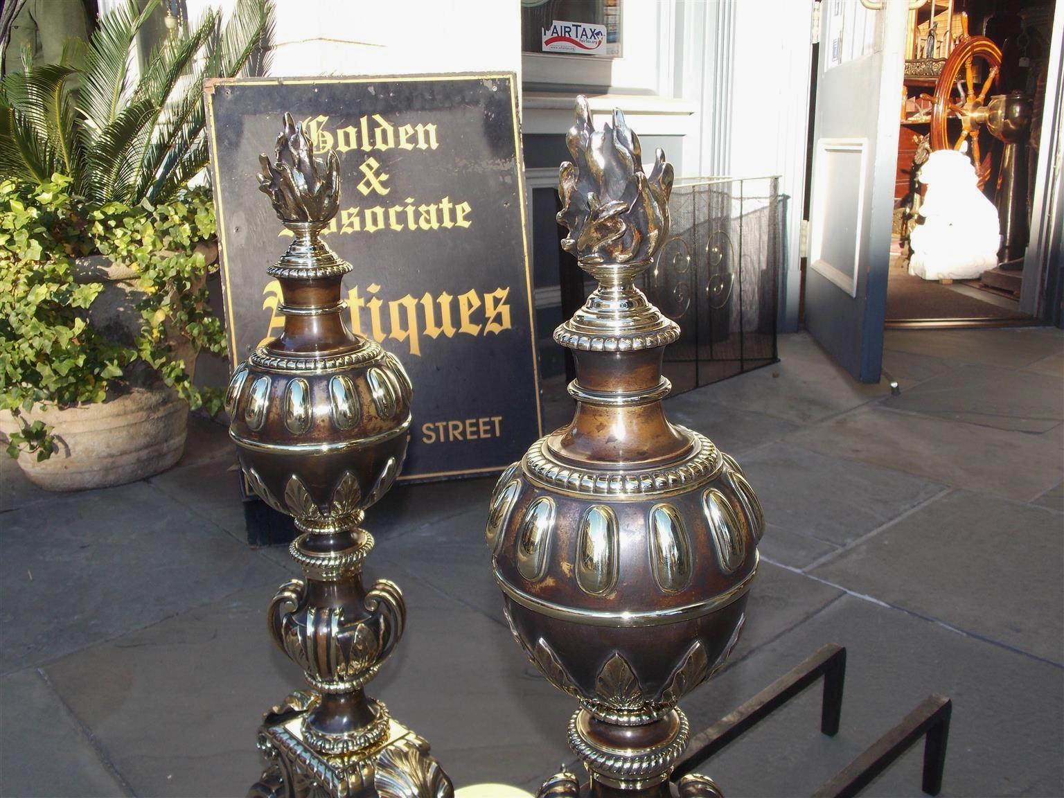 Paar amerikanische figurale und kugelförmige Feuerböcke aus Bronze mit Flammenaufsatz, N.Y. Um 1880 im Zustand „Hervorragend“ im Angebot in Hollywood, SC