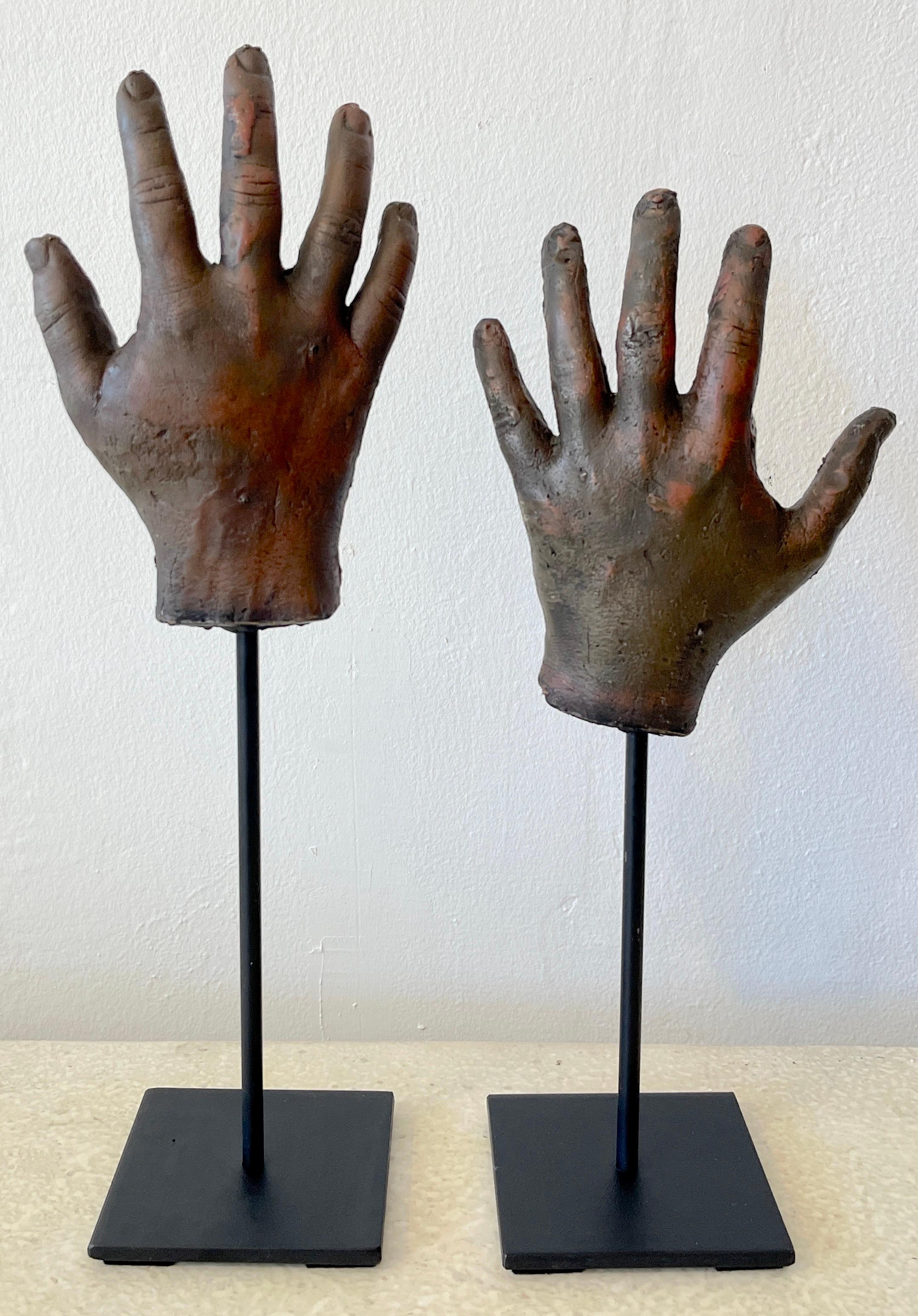 Paire de maquettes de mains en bronze d'art populaire américain, montées au musée
Chacun d'entre eux a été moulé et modelé de manière réaliste, une trouvaille unique. 
Chacune est montée sur un socle carré en fer de 4