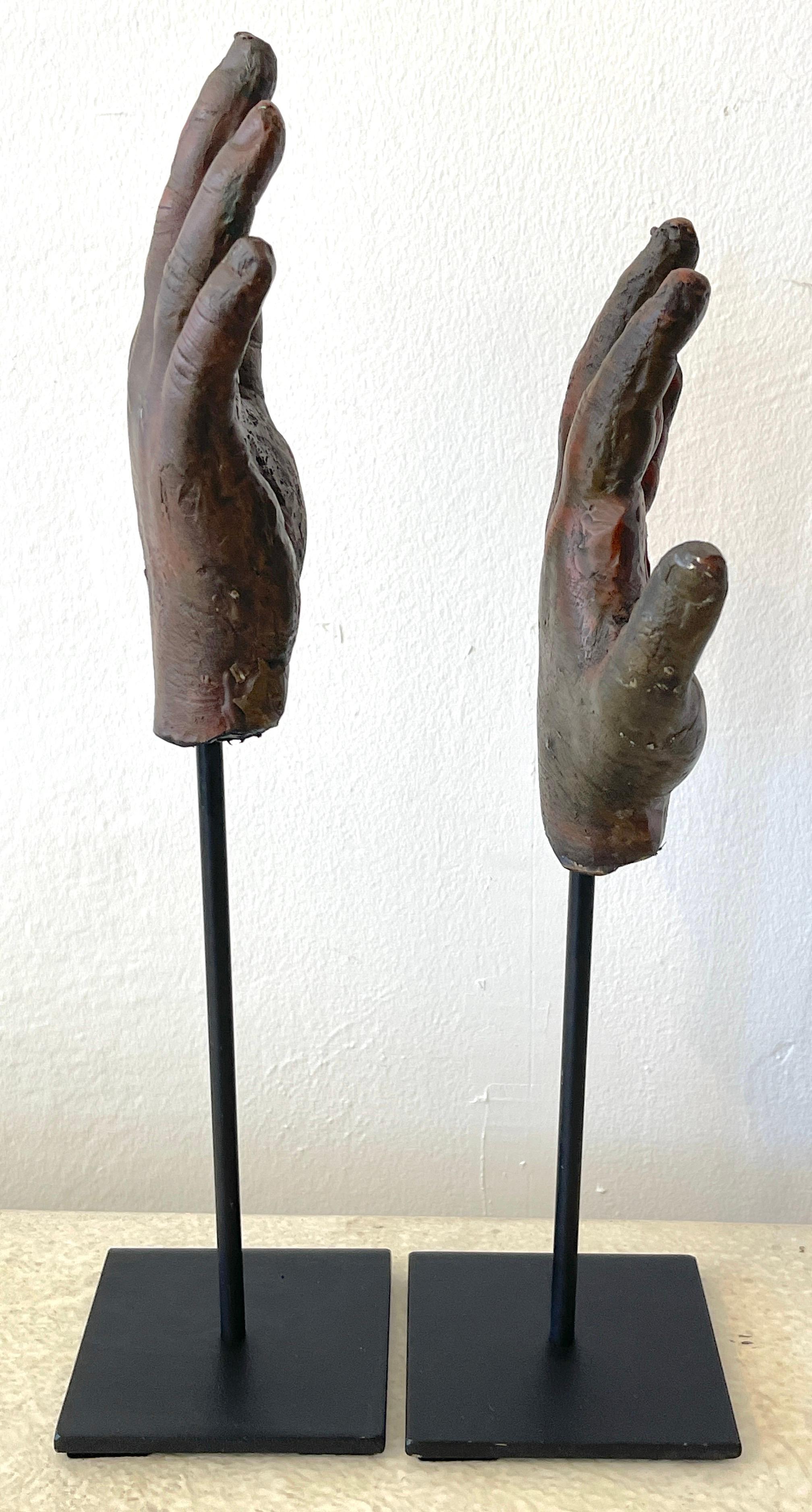 20ième siècle Paire de maquettes de mains d'art populaire américain en bronze, montage pour exposition en vente