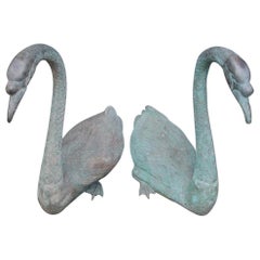 Paire de fontaines de jardin américaines en bronze en forme de cygne avec plumes. Circa 1850