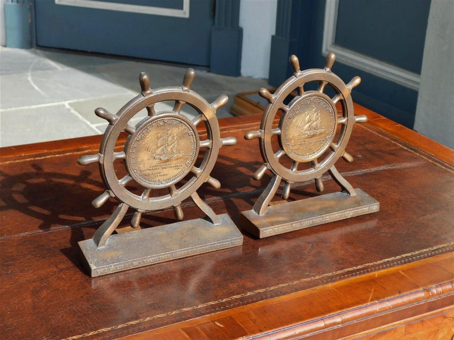 Arte popolare Coppia di fermalibri americani in bronzo a forma di ruota della nave USS Constitution Ironside, C.C. 1927 in vendita