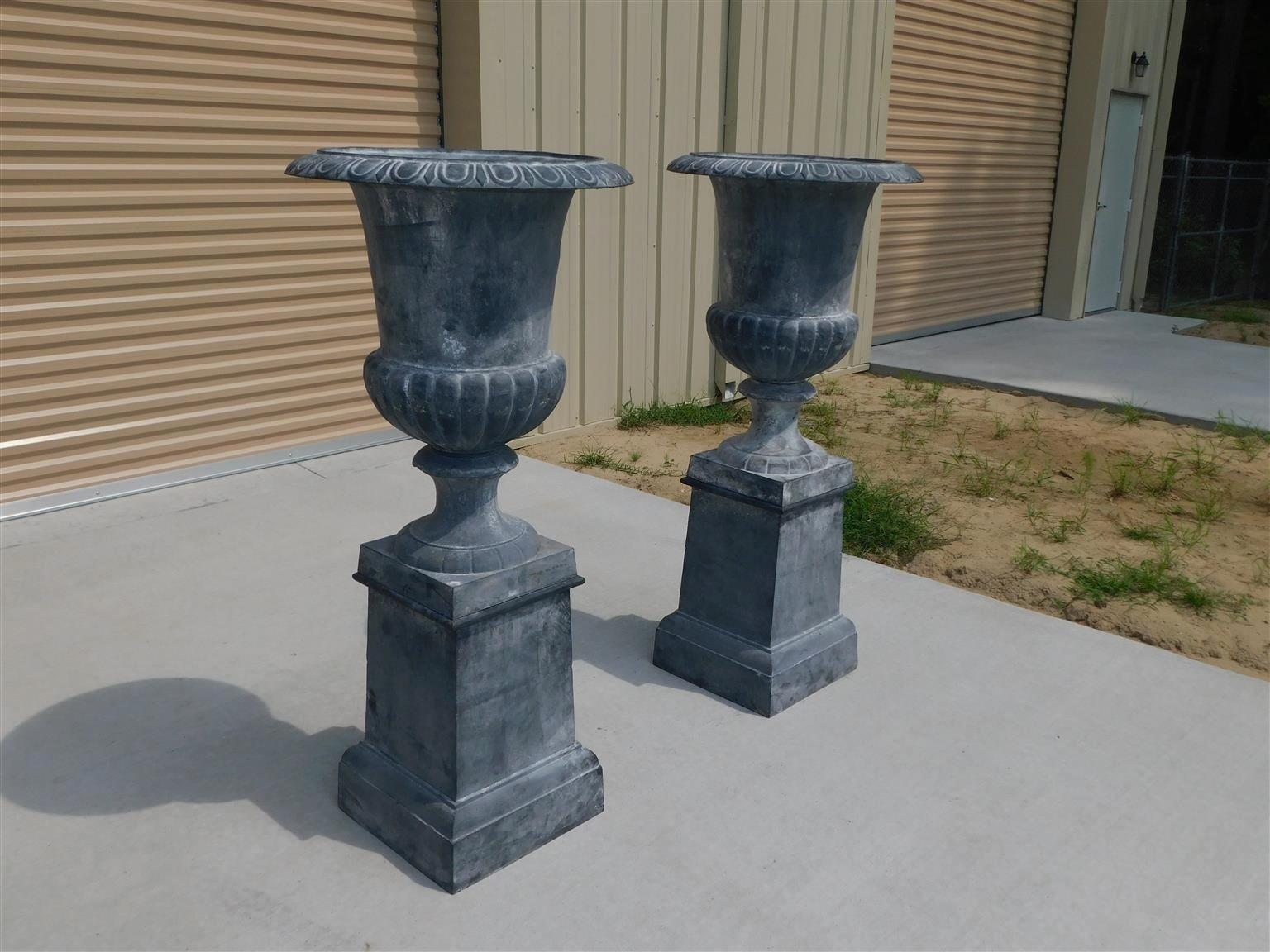 Zwei amerikanische Monumental-Gartenurnen in Campana-Form aus Blei auf quadratischen Sockeln, Philadelphia, PA, frühes 19. Paar Urnen sind 59,25