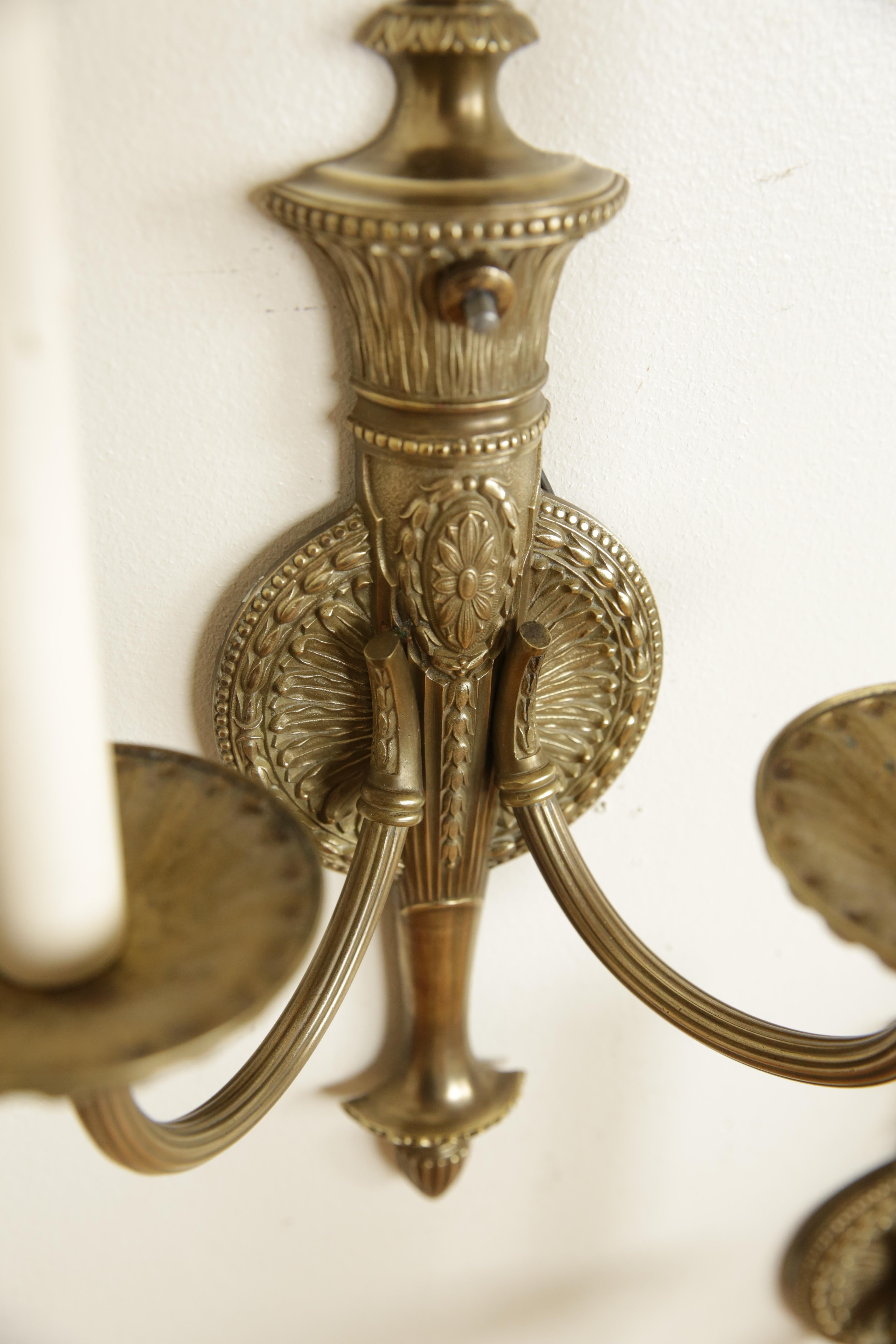 Nord-américain Paire d'appliques américaines à 2 lumières de style néoclassique en laiton moulé, vers 1925 en vente