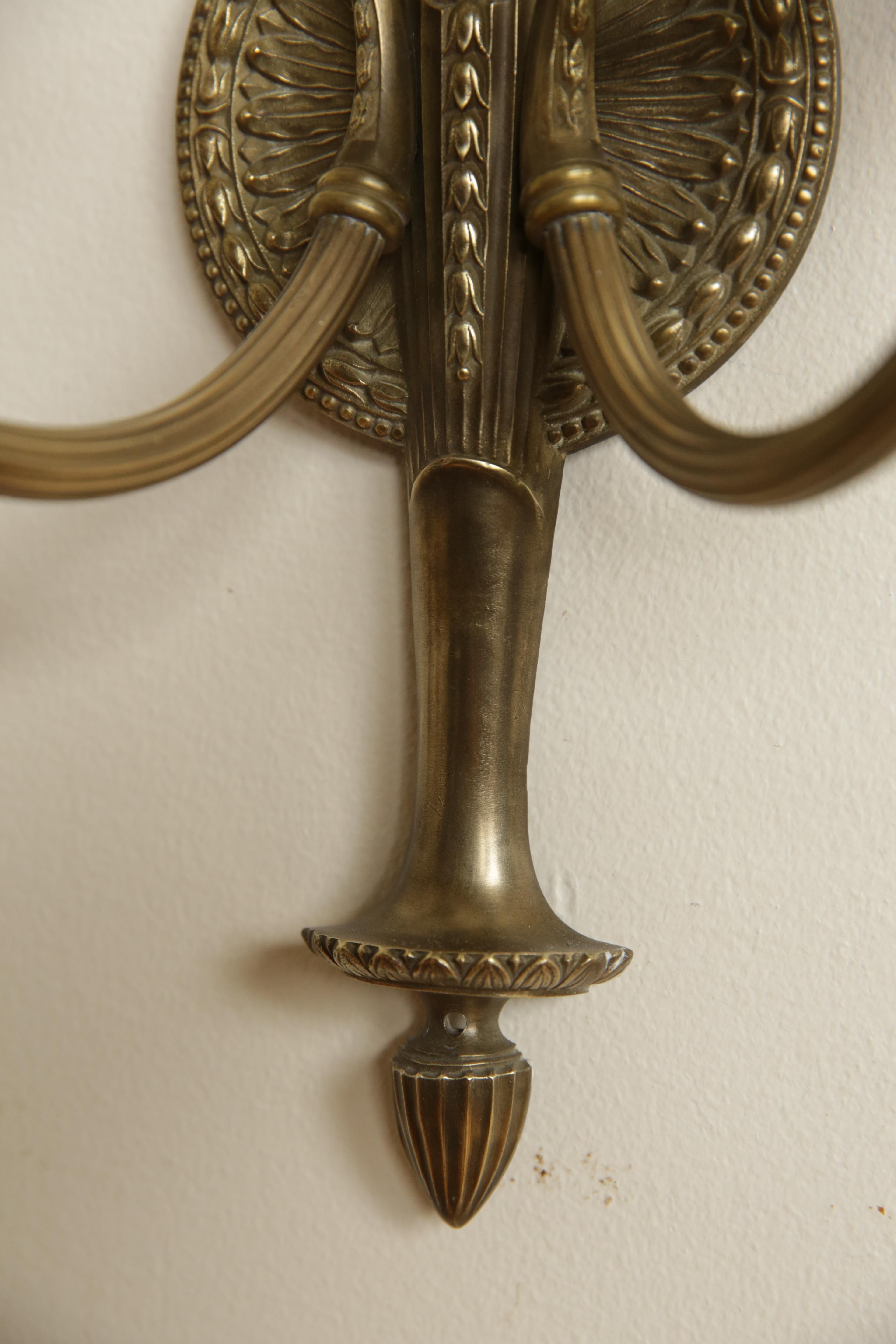 Paire d'appliques américaines à 2 lumières de style néoclassique en laiton moulé, vers 1925 Bon état - En vente à Atlanta, GA