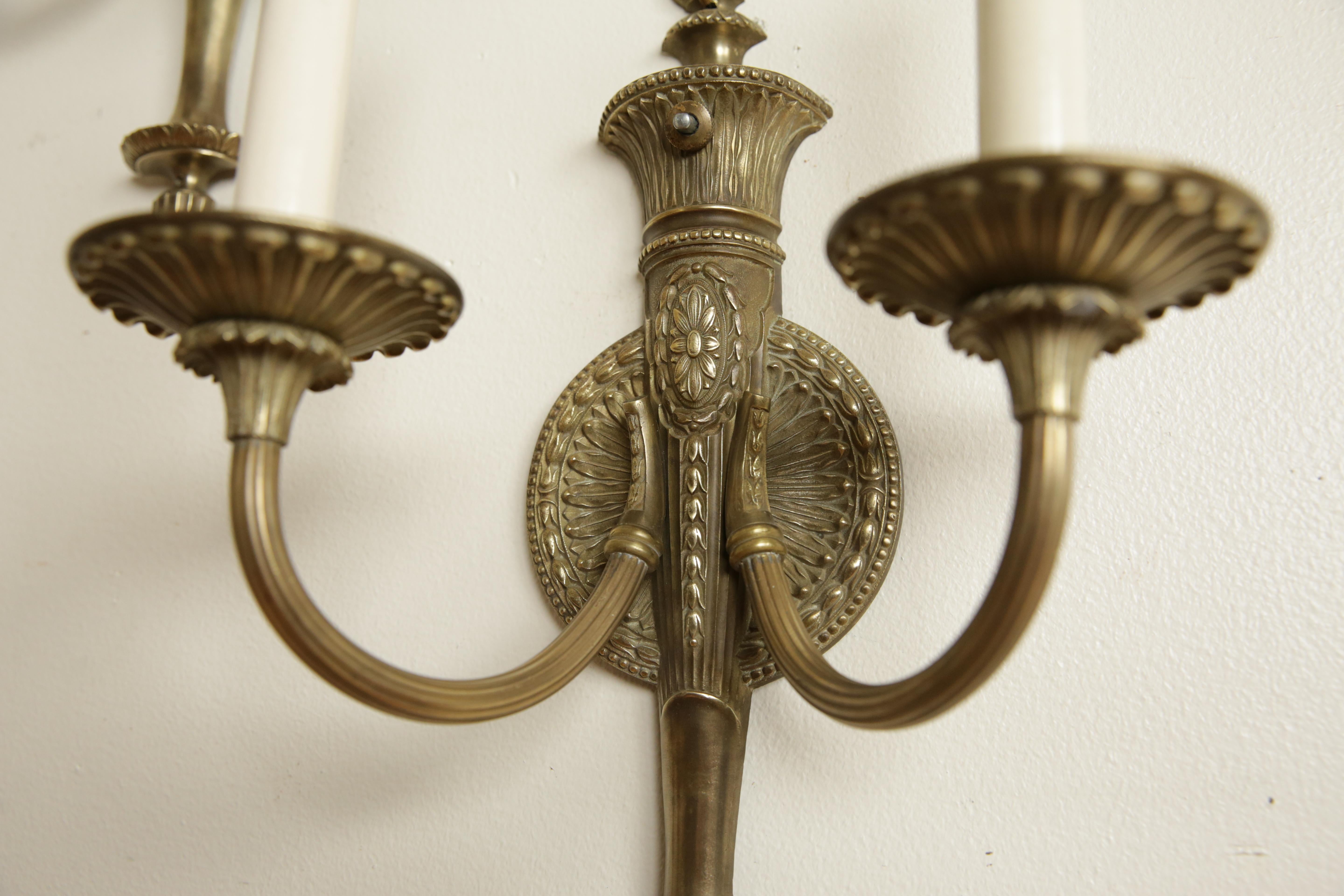 Début du 20ème siècle Paire d'appliques américaines à 2 lumières de style néoclassique en laiton moulé, vers 1925 en vente