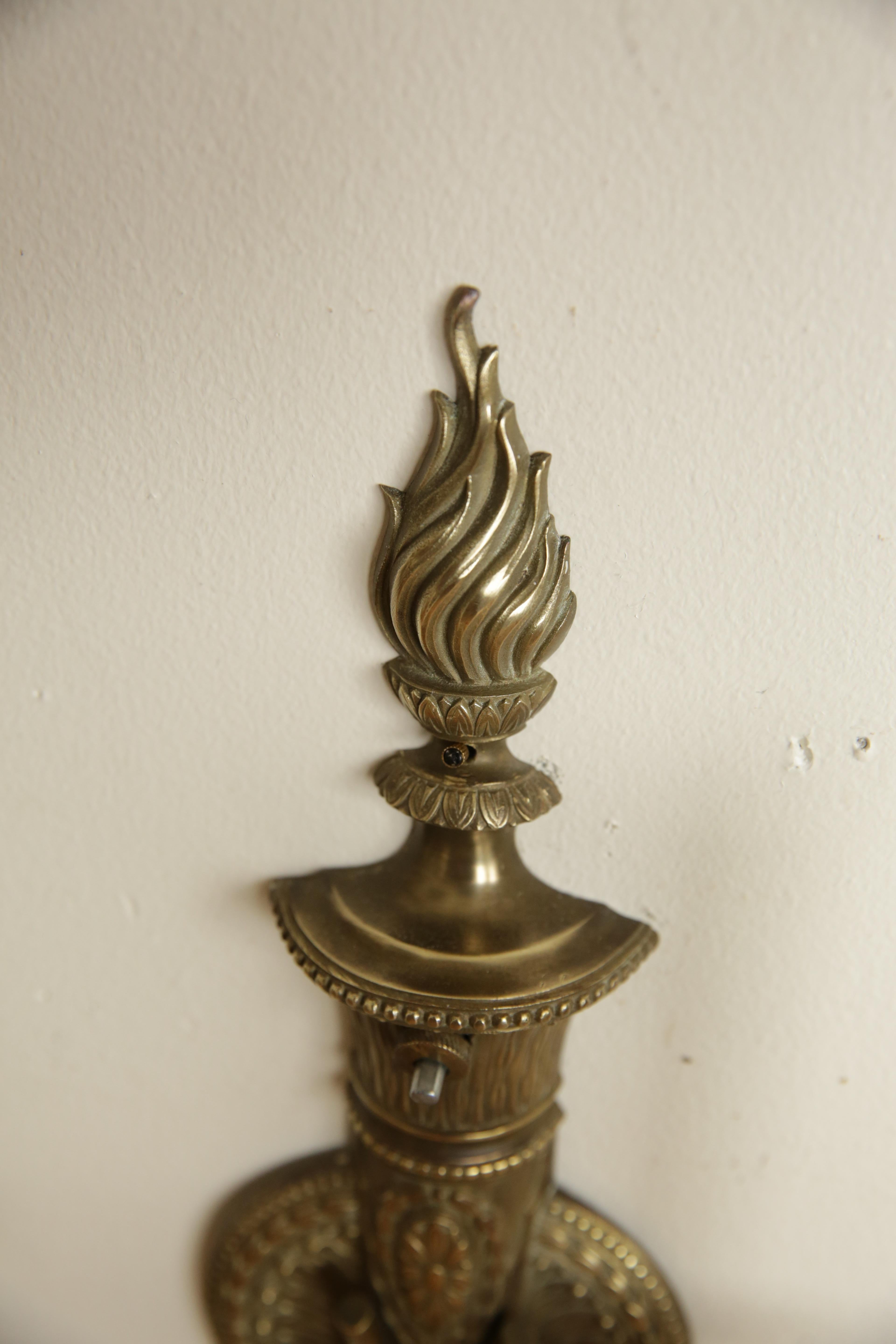 Laiton Paire d'appliques américaines à 2 lumières de style néoclassique en laiton moulé, vers 1925 en vente
