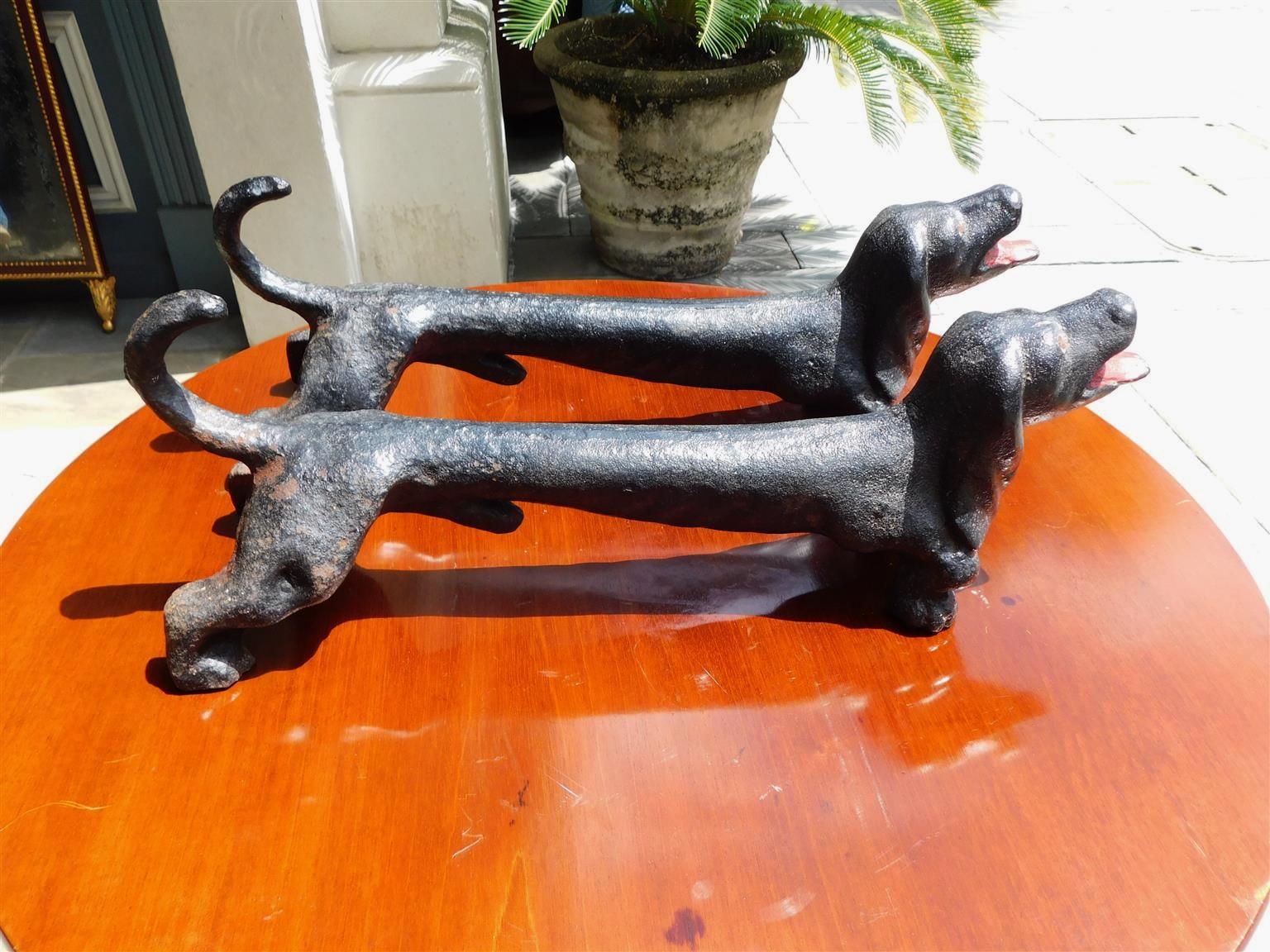 Pareja de morillos de chimenea americanos de hierro fundido y perro salchicha pintados, circa 1870 Vaciado en venta