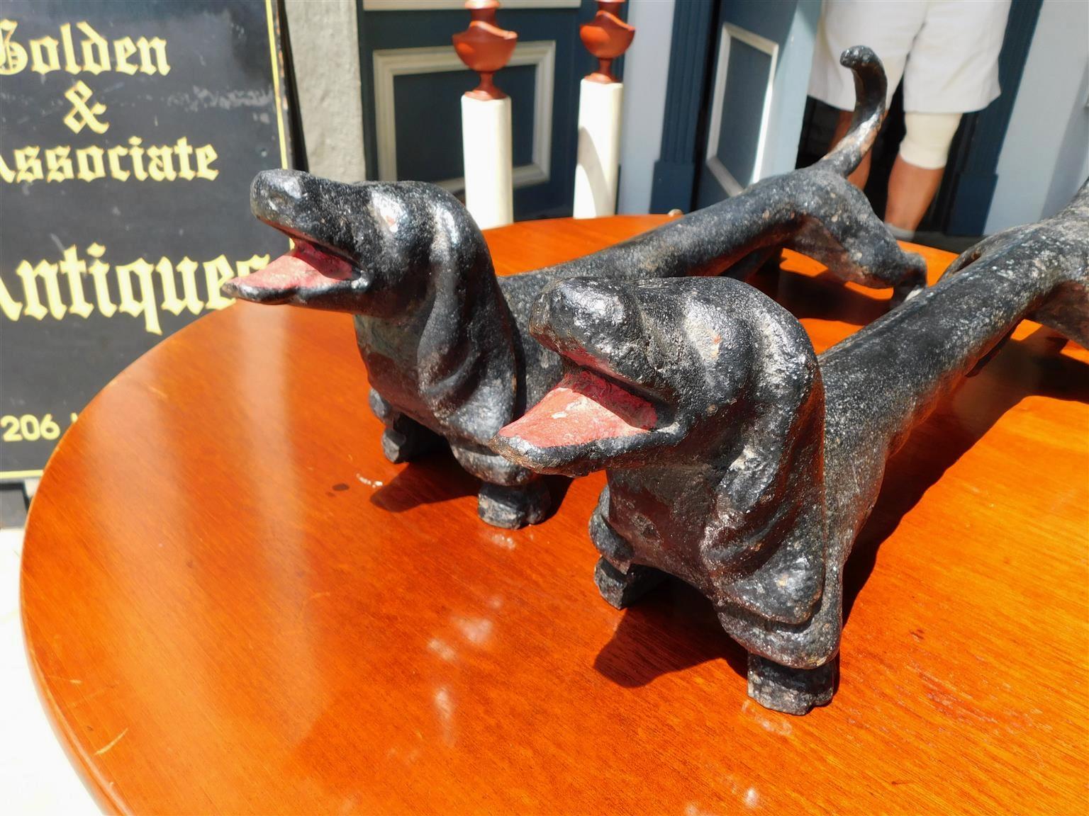 Pareja de morillos de chimenea americanos de hierro fundido y perro salchicha pintados, circa 1870 Fines del siglo XIX en venta