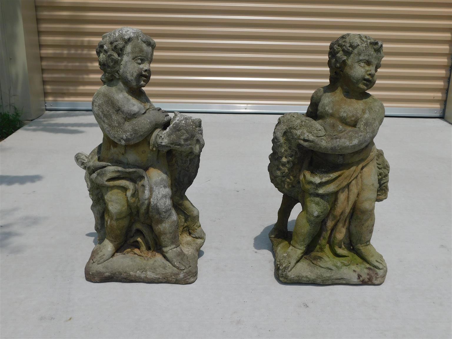 Paar amerikanischer Steingussfiguren (Junge und Mädchen) mit Lämmern auf quadratischen Laubsockeln, Ende 19.
Maße des Paares: 34,5