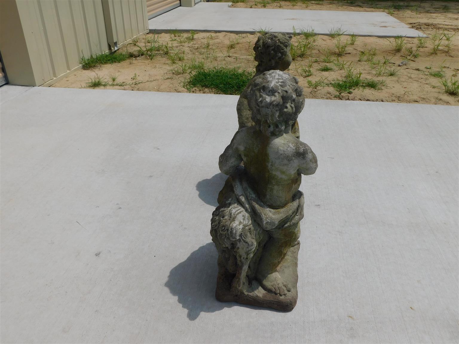 Paire de figurines américaines en pierre moulée représentant un garçon et une fille tenant des agneaux sur des socles, C.I.C. en vente 1