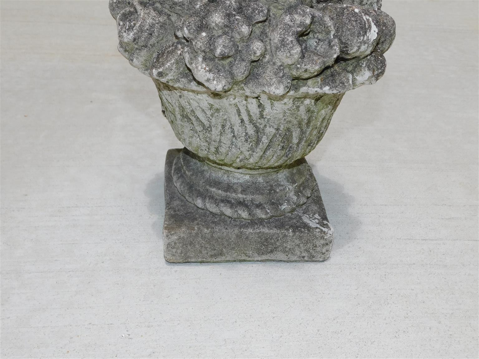 Pareja de cestas americanas de flores y frutas de fundición sobre pedestales cuadrados, c. 1880 Piedra de molde en venta