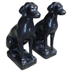 Coppia di cani Labrador americani in pietra fusa e dipinti, inizio XX secolo