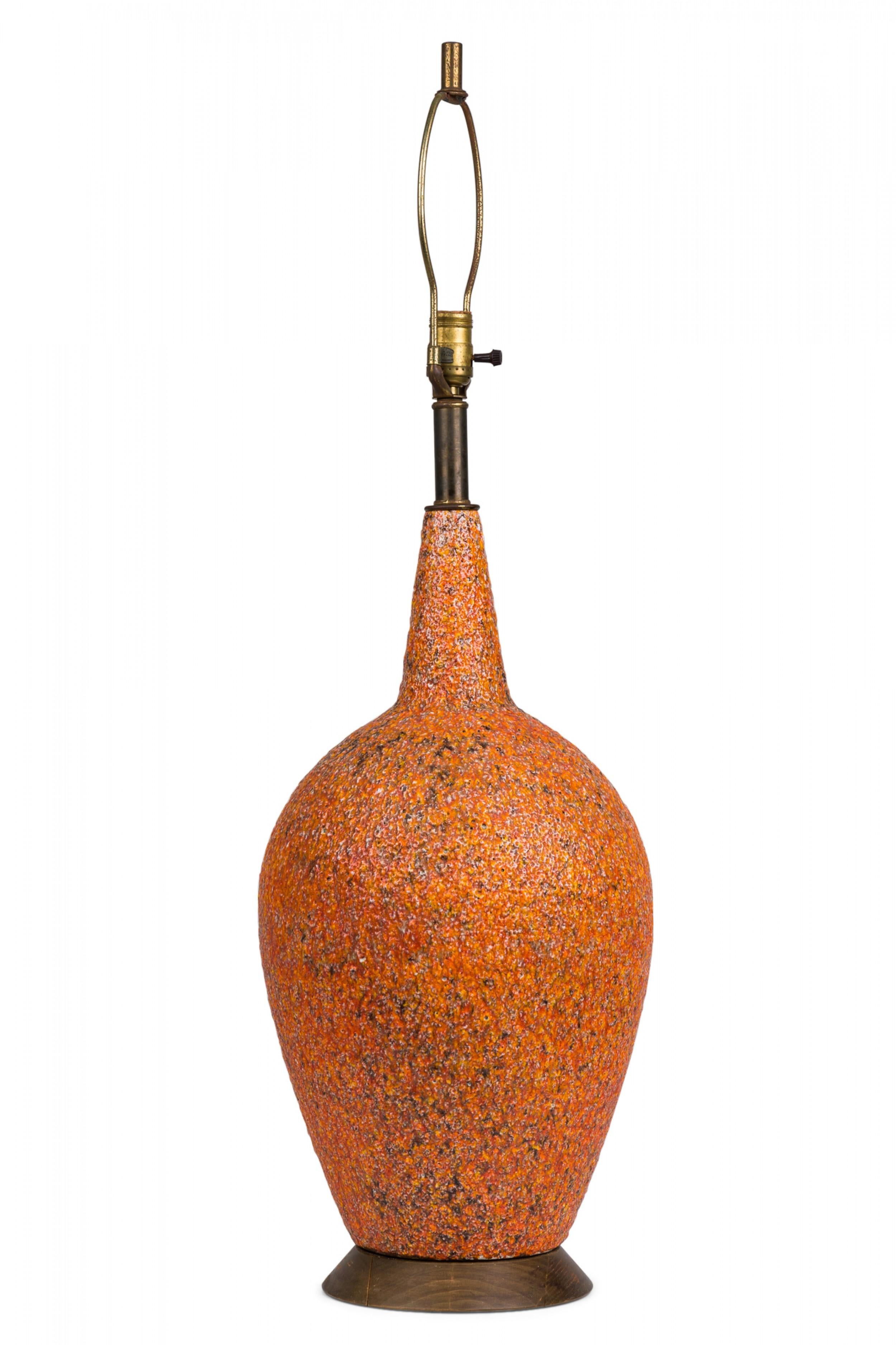 PAIRE de lampes de table en céramique américaine du milieu du siècle, de forme ovoïde effilée, cuites dans une glaçure de lave brillante orange texturée, se rétrécissant vers le haut, la lampe à glaçure plus foncée ayant besoin d'une nouvelle