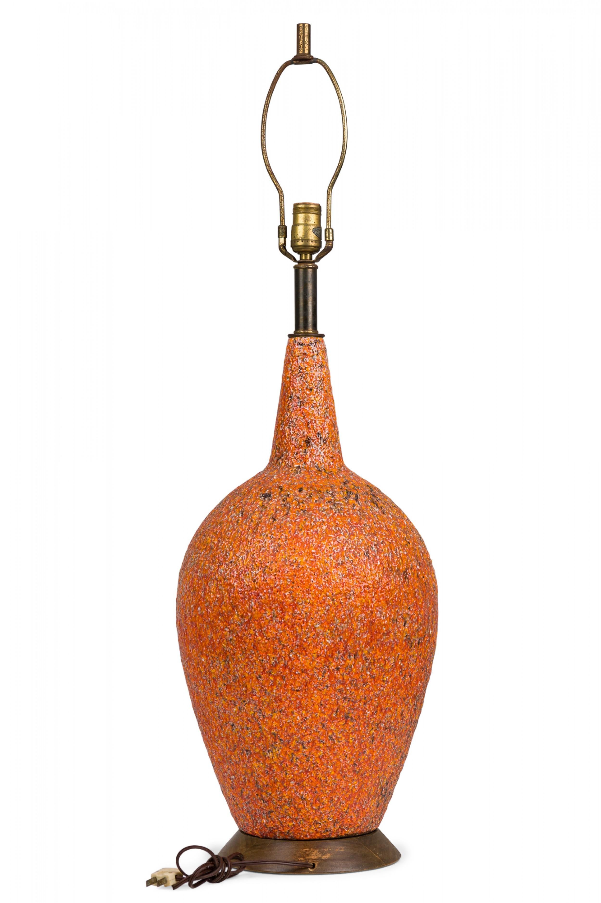 Céramique Paire de lampes de bureau américaines en céramique émaillée lave orange sur socle en bois en vente