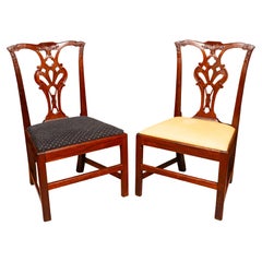 Pareja de sillas auxiliares americanas Chippendale de nogal