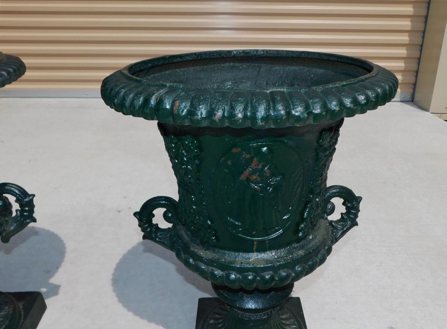 Paire d'urnes de jardin classiques américaines en forme de campane figuratives et de feuillage datant d'environ 1850 Excellent état - En vente à Hollywood, SC