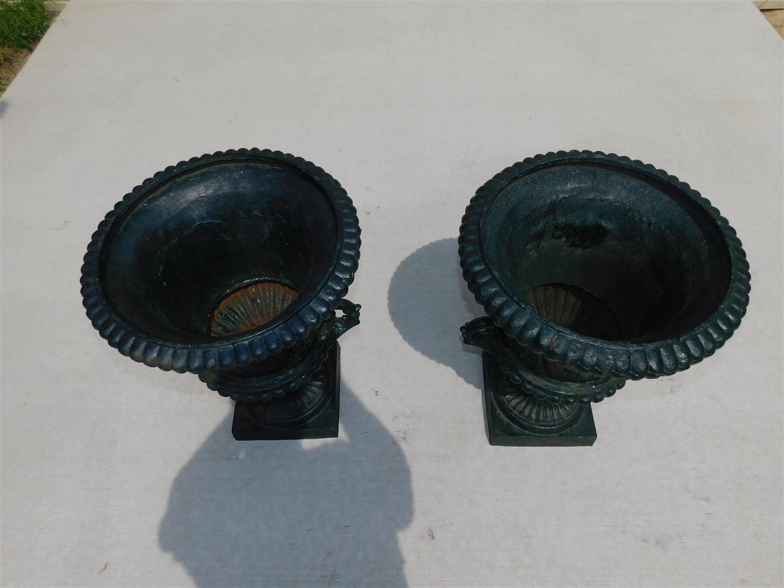 Fer Paire d'urnes de jardin classiques américaines en forme de campane figuratives et de feuillage datant d'environ 1850 en vente