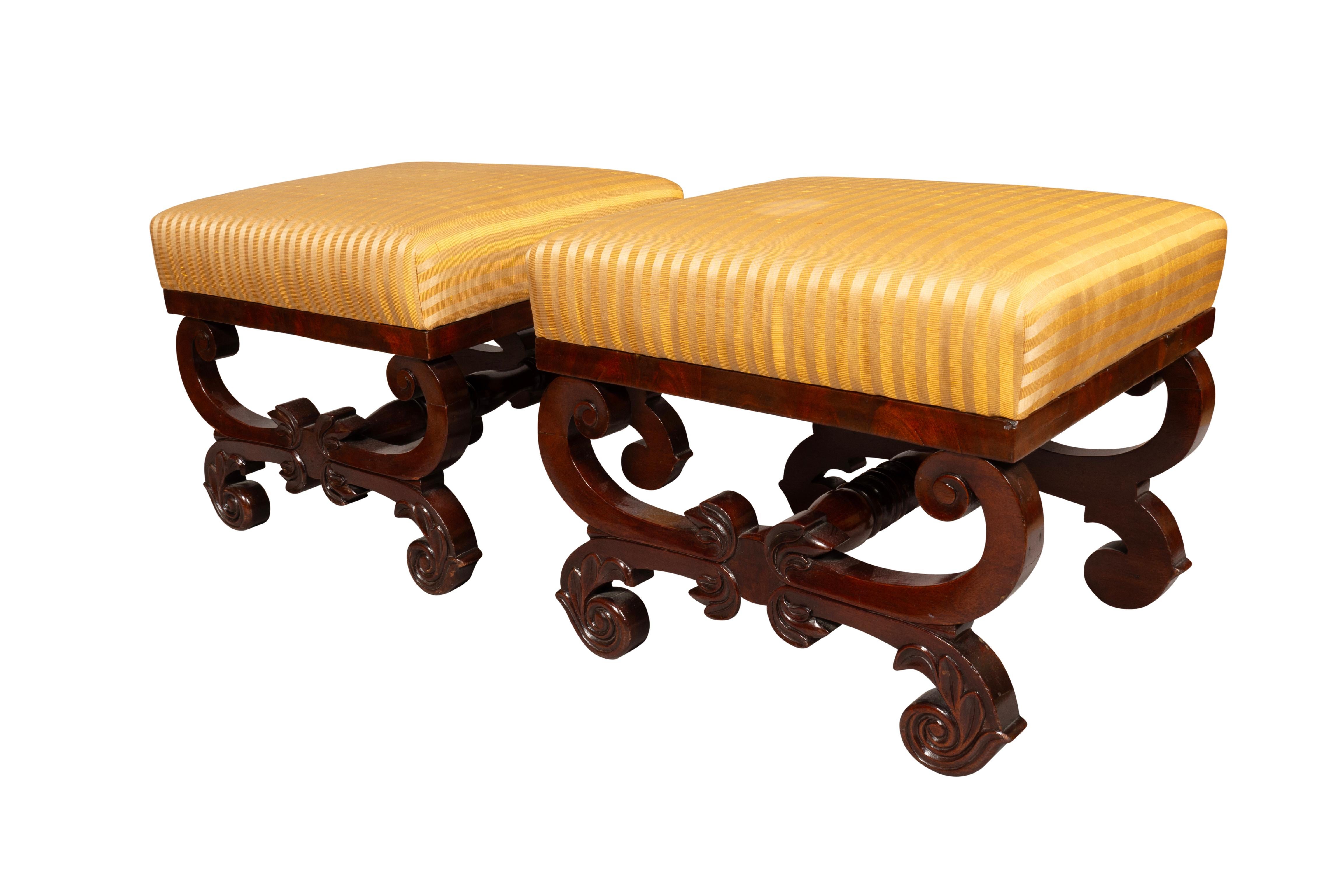 Pair Of American Classical Mahogany Footstools In Good Condition For Sale In Essex, MA