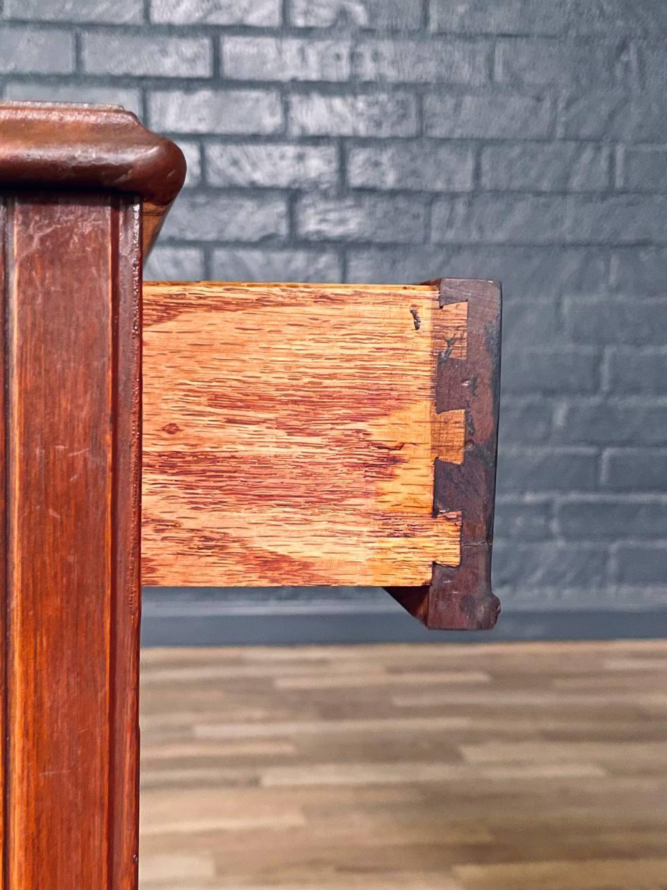 Paire de tables de nuit en acajou de style colonial américain avec bibliothèque 3