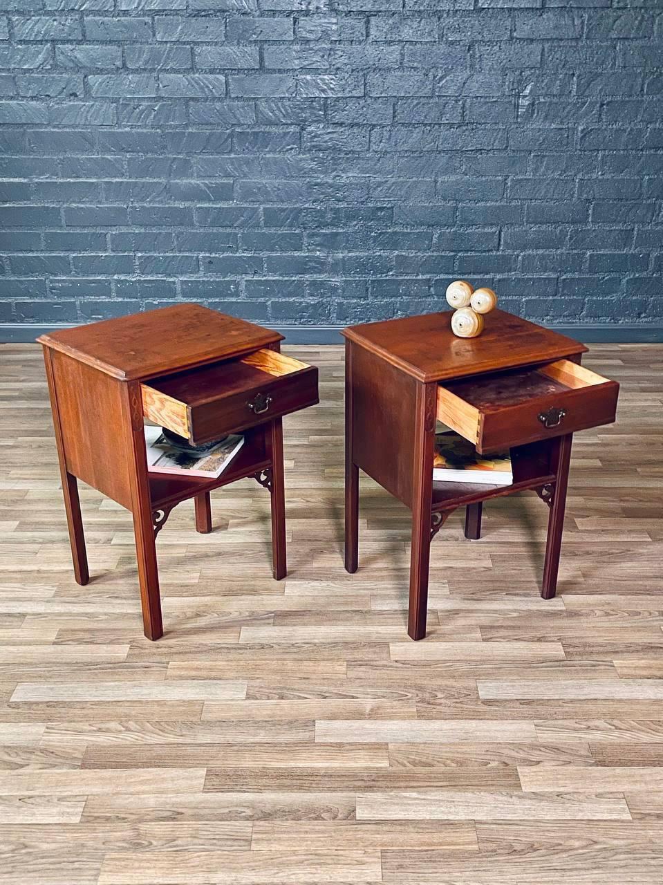 Américain Paire de tables de nuit en acajou de style colonial américain avec bibliothèque