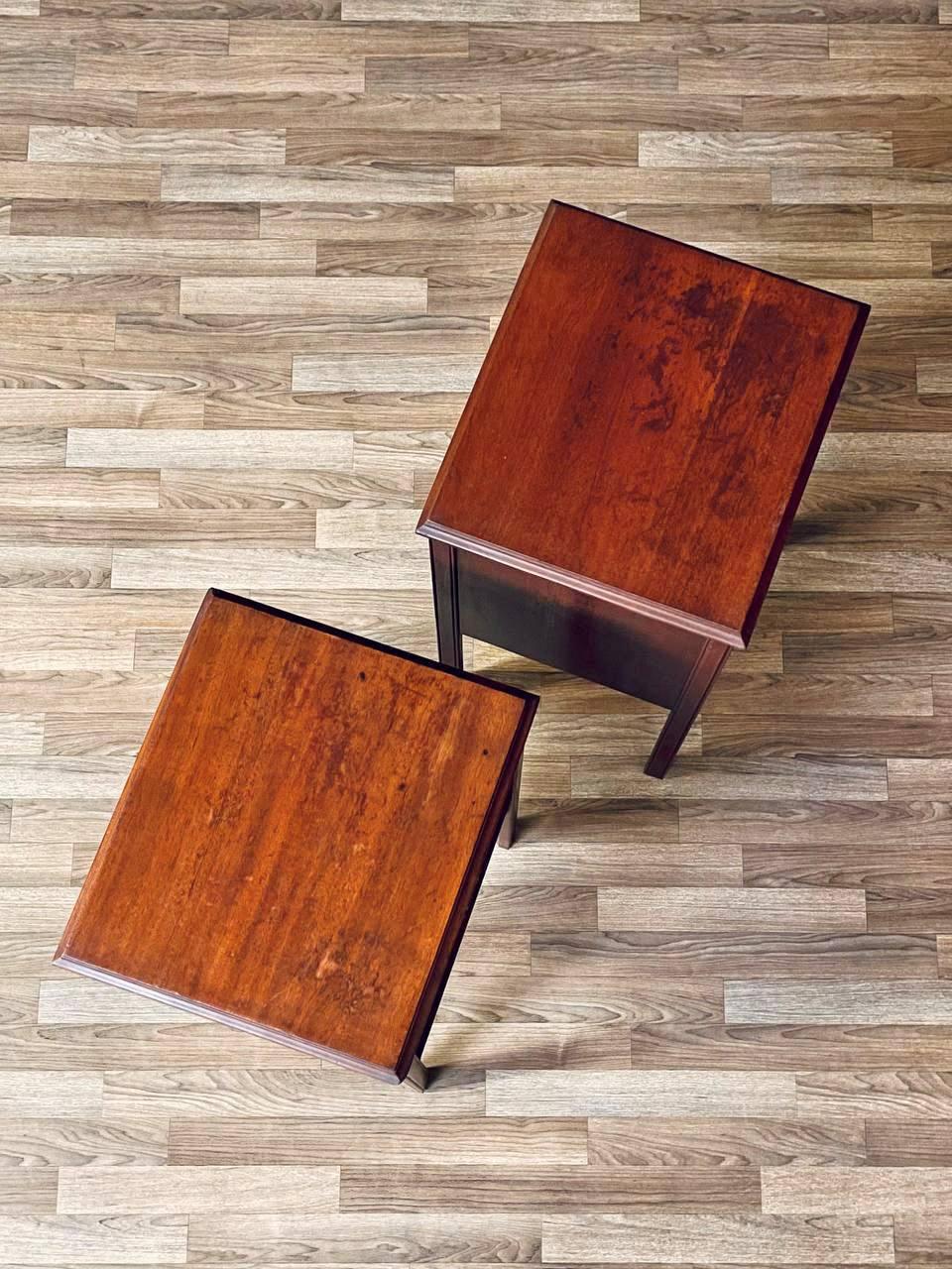 Paire de tables de nuit en acajou de style colonial américain avec bibliothèque Bon état à Los Angeles, CA