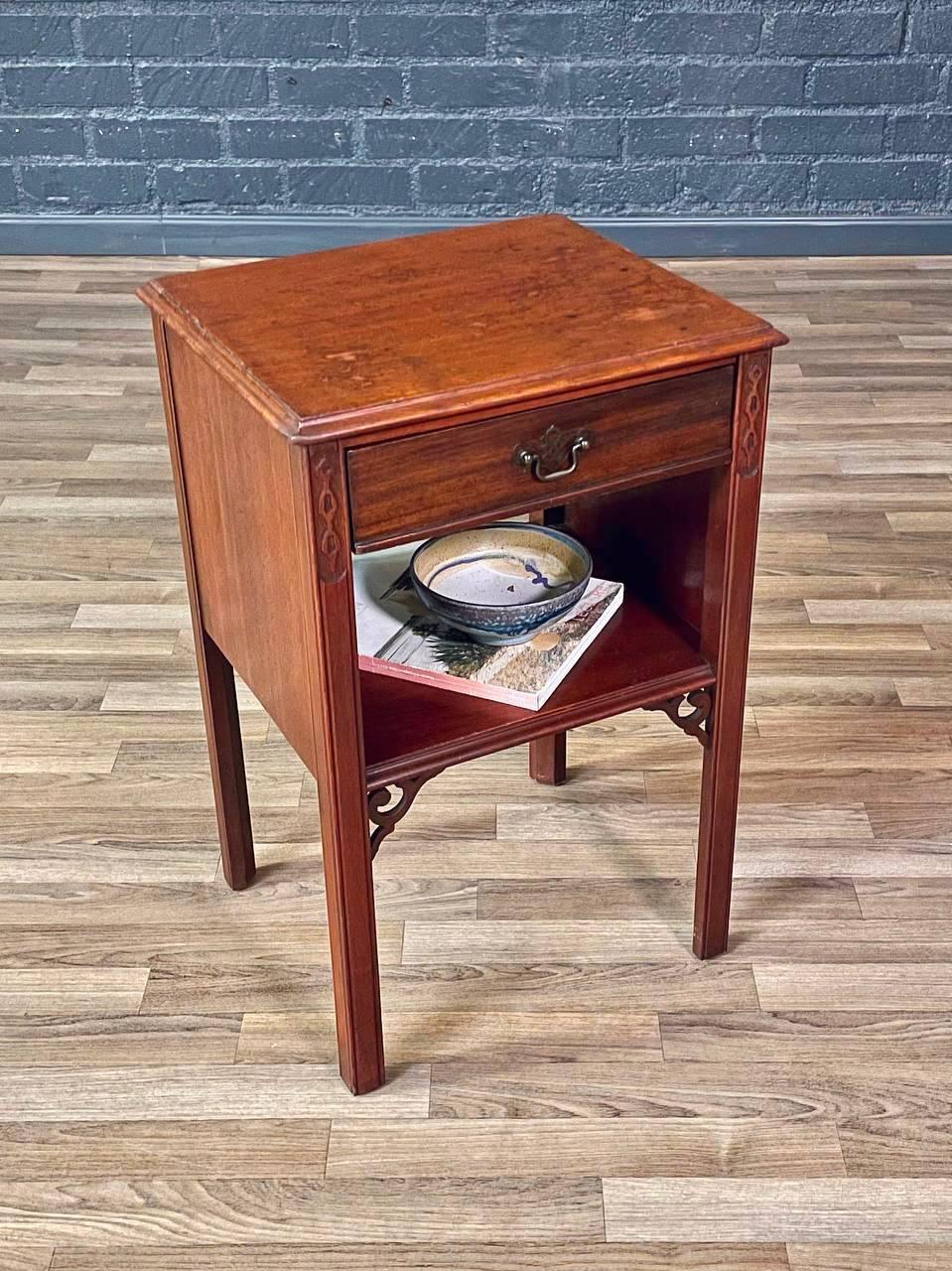 Milieu du XXe siècle Paire de tables de nuit en acajou de style colonial américain avec bibliothèque