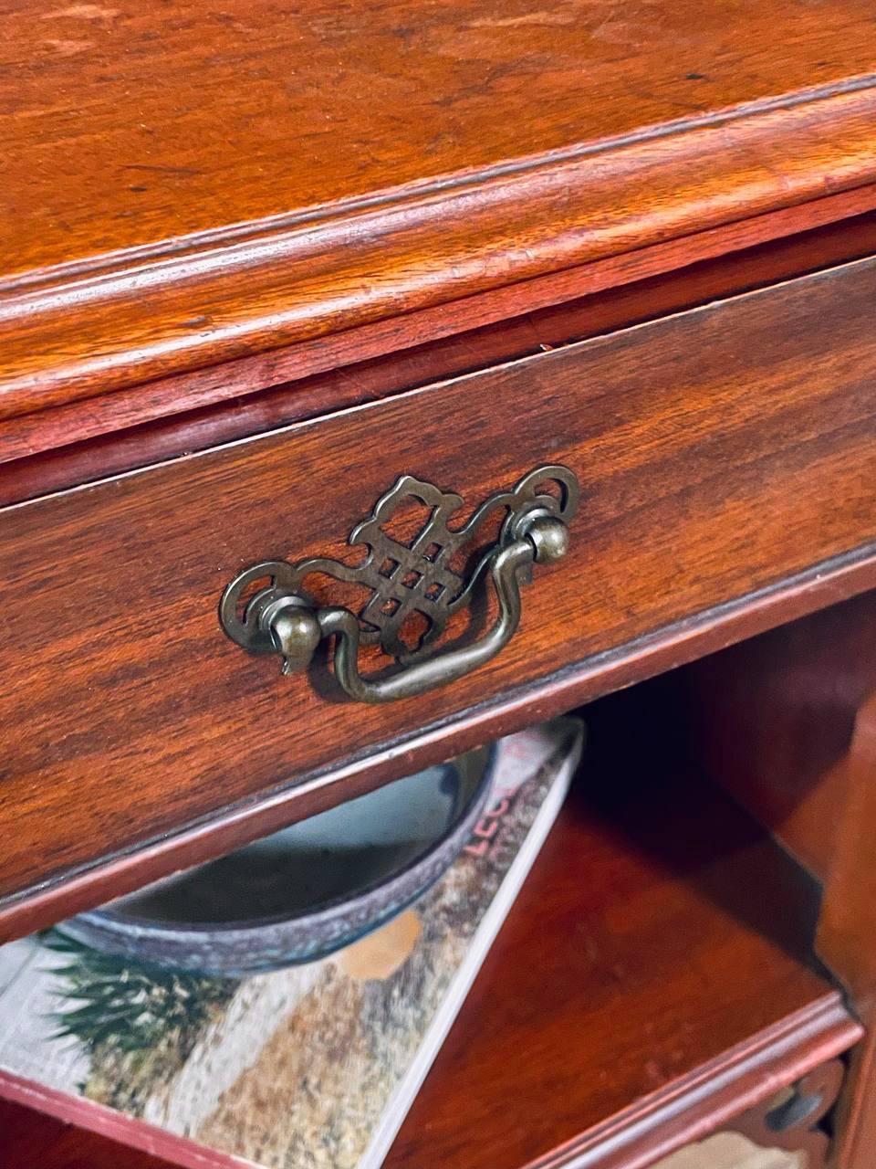 Laiton Paire de tables de nuit en acajou de style colonial américain avec bibliothèque